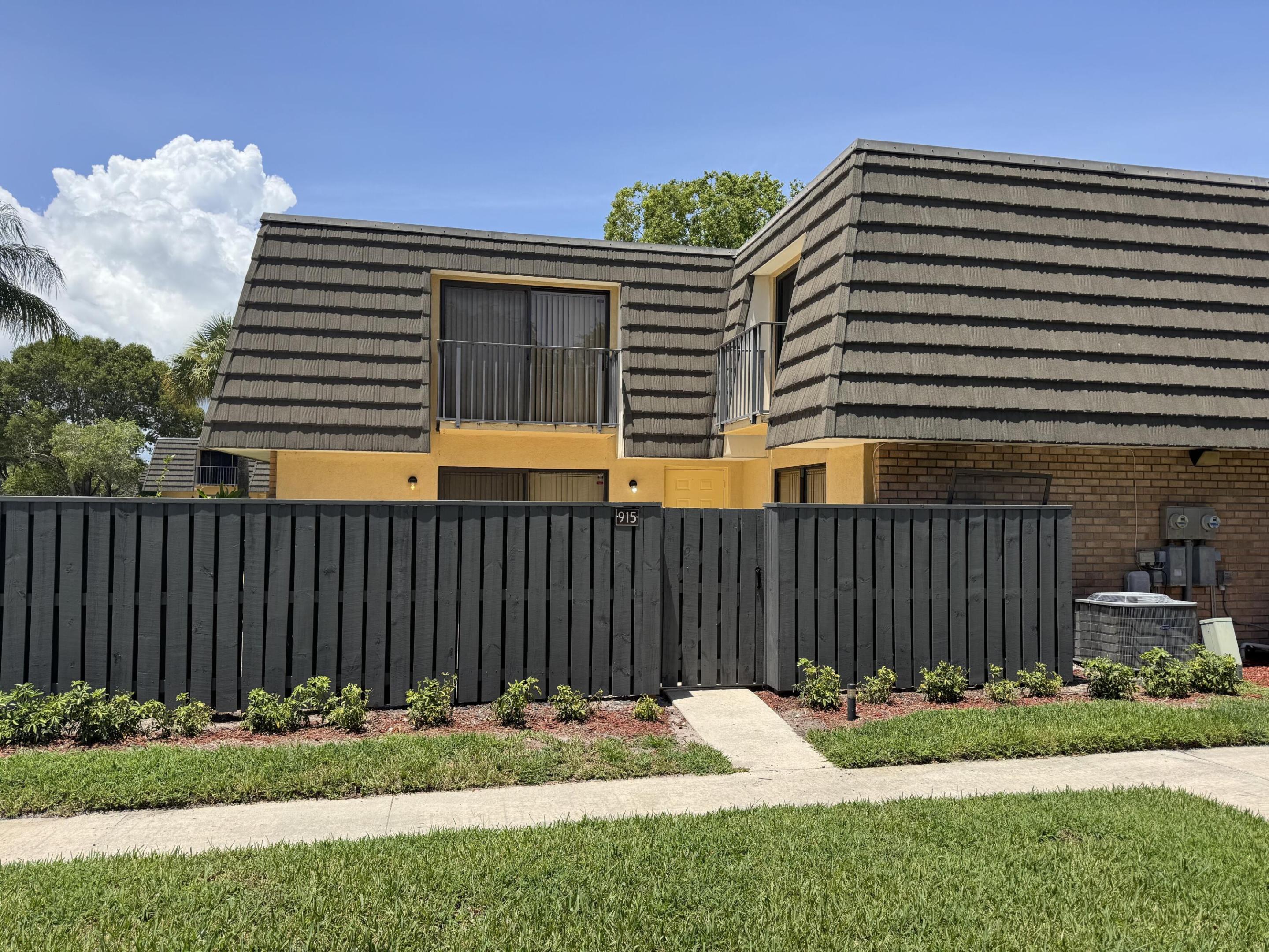 915 9th Way Property Photo 12