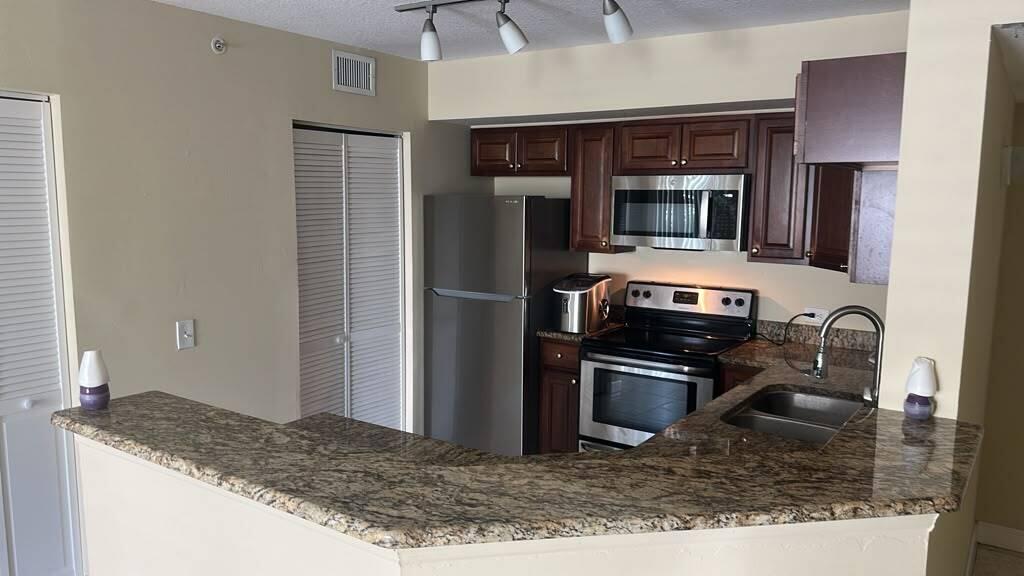 201 Villa Circle 201 Property Photo 3