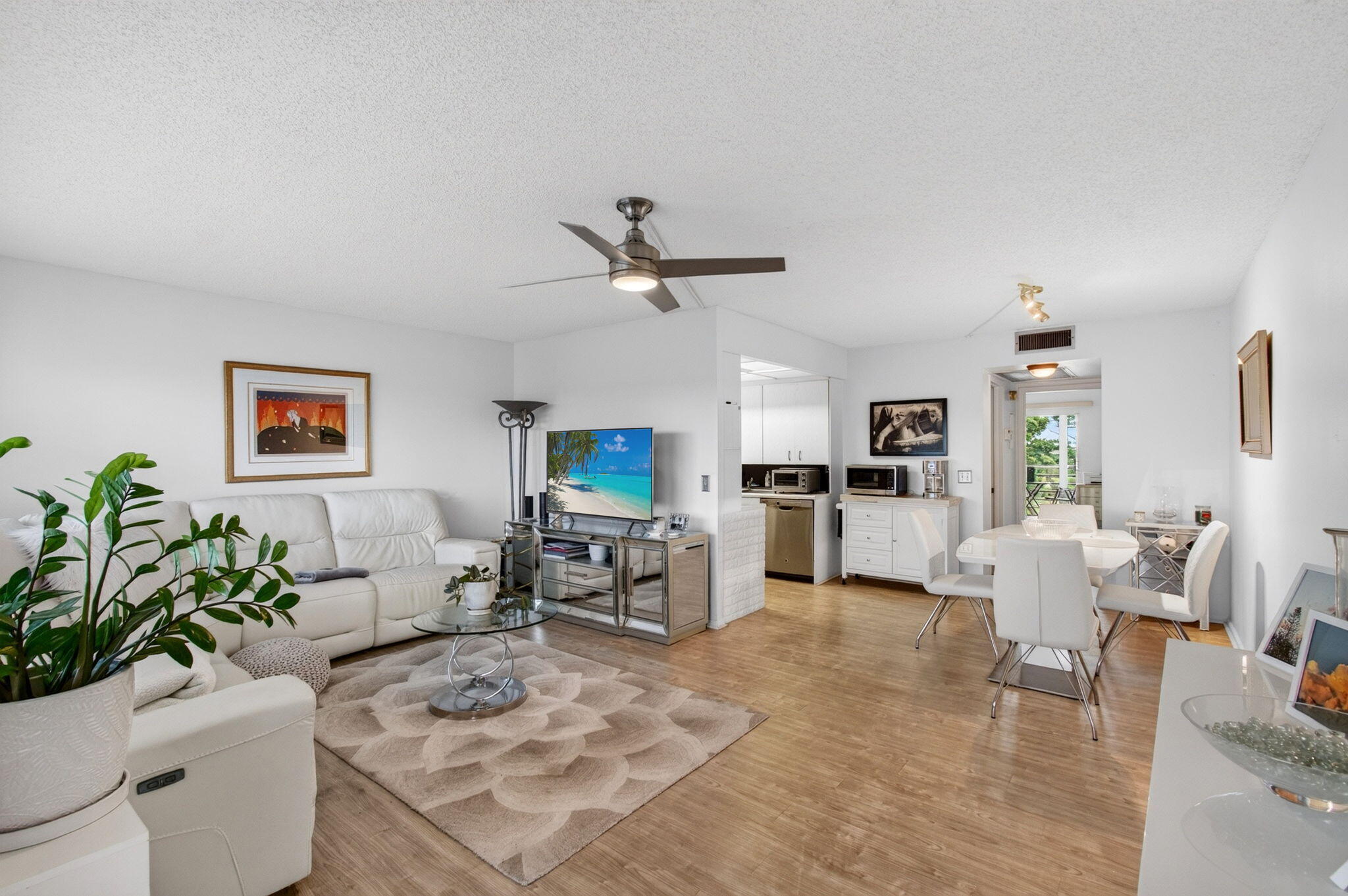 4048 Rexford C 4048 Property Photo 1