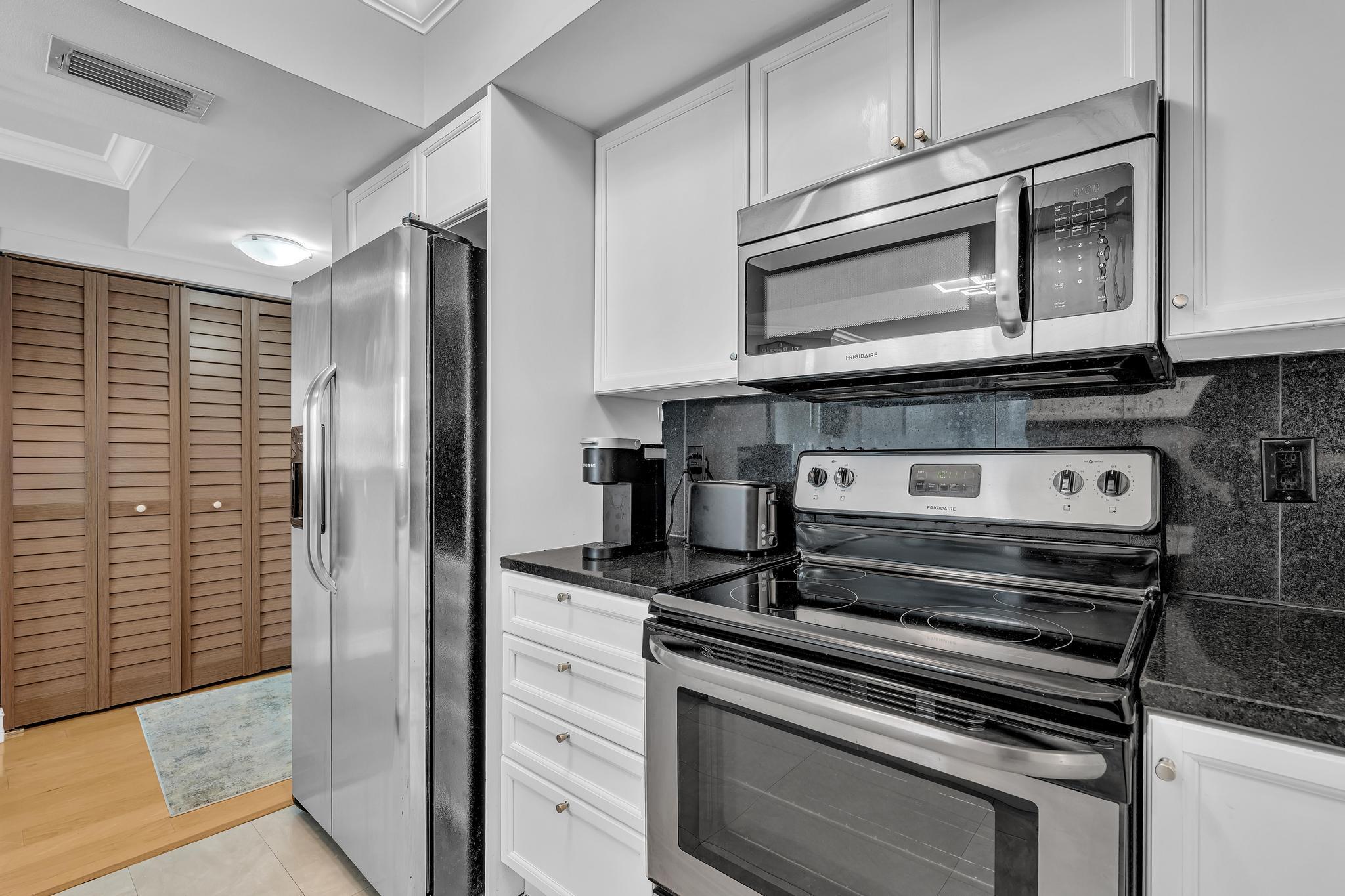 99 Se Mizner Boulevard 637 Property Photo 8