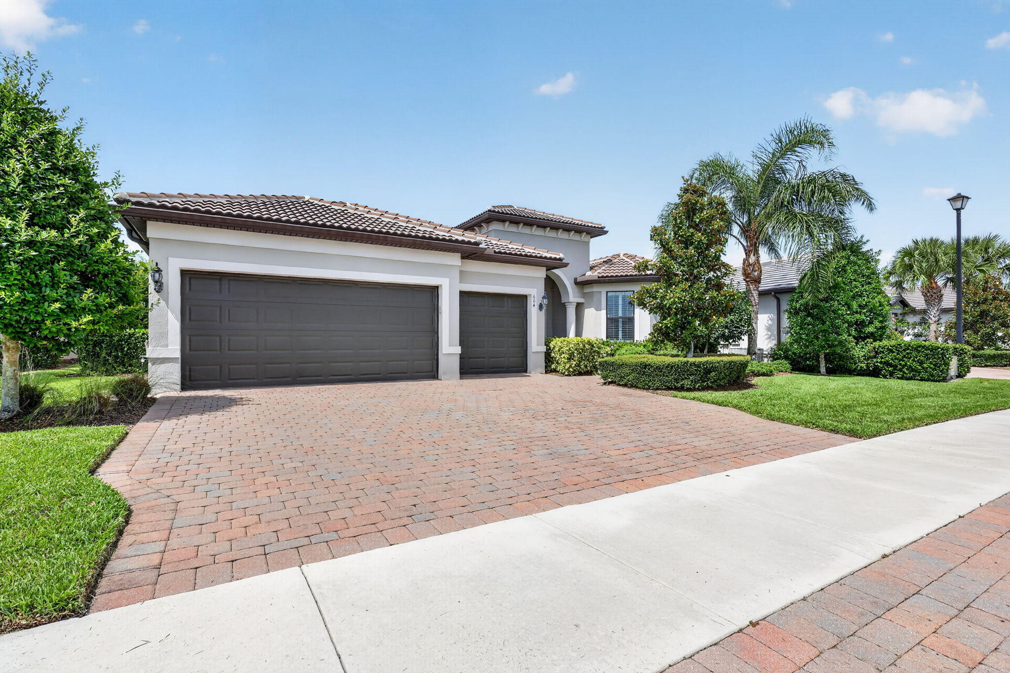 604 SE Monteiro Drive Property Photo 1