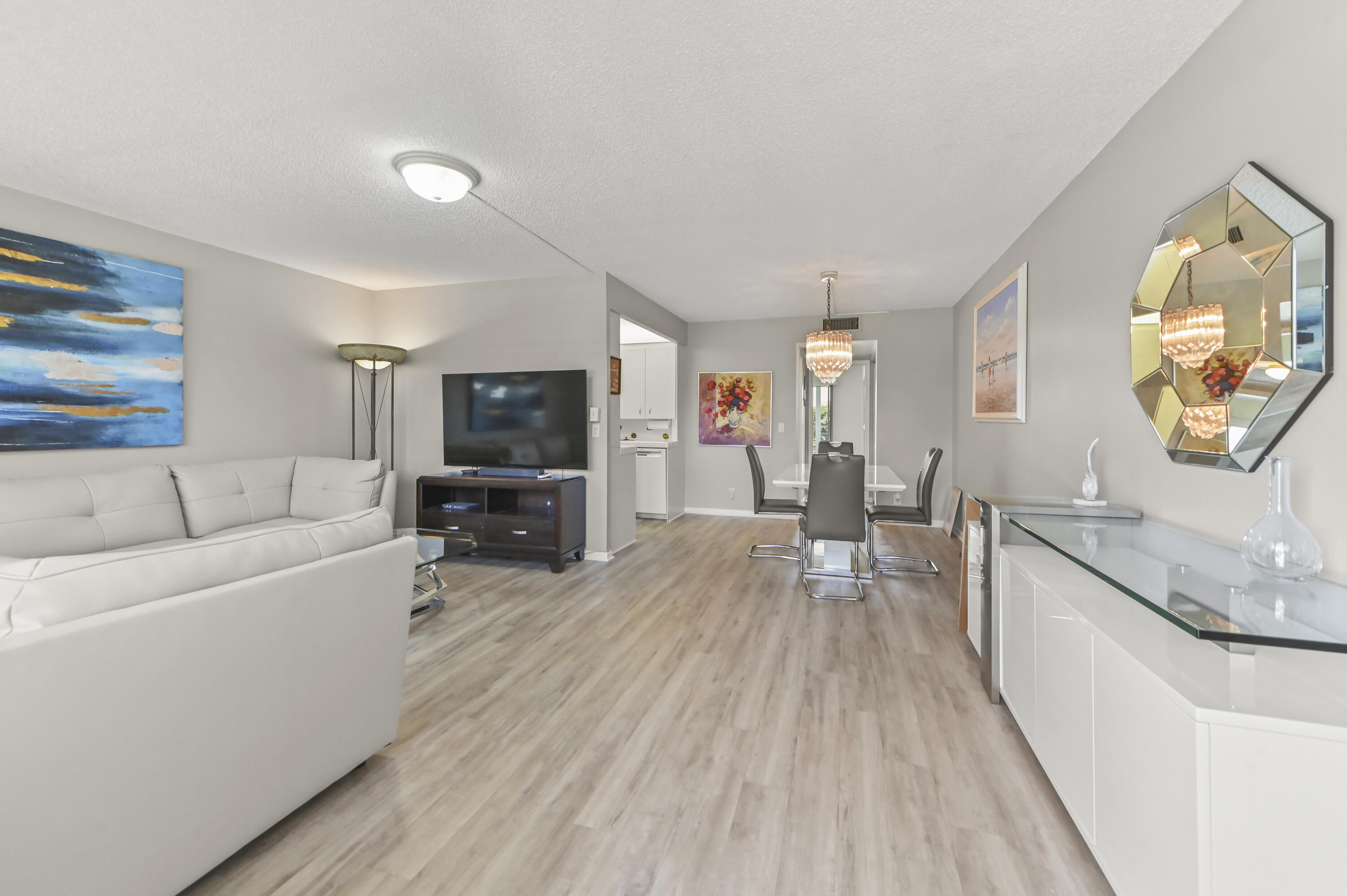 2056 Ainslie D Property Photo 2
