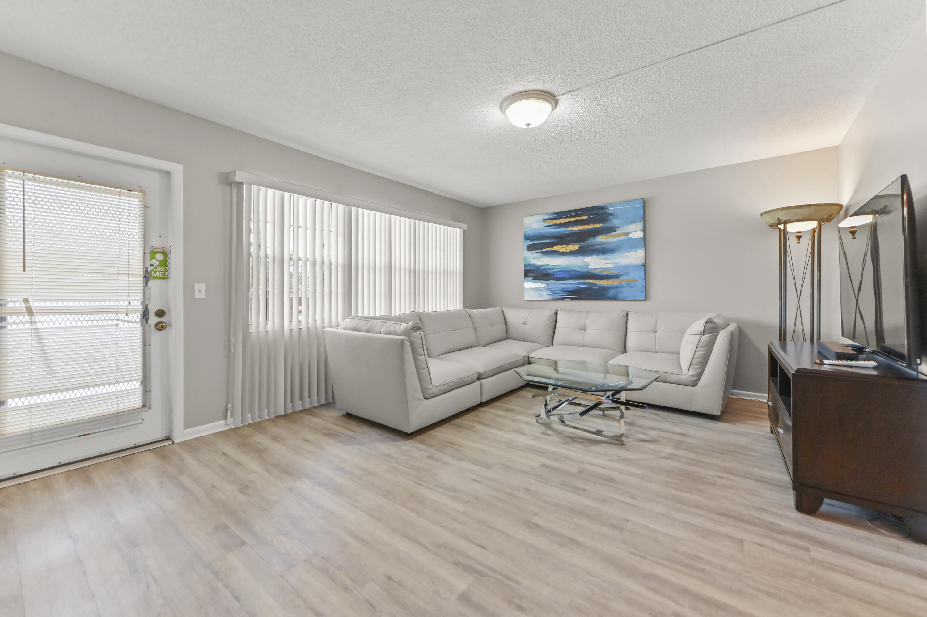 2056 Ainslie D Property Photo 3