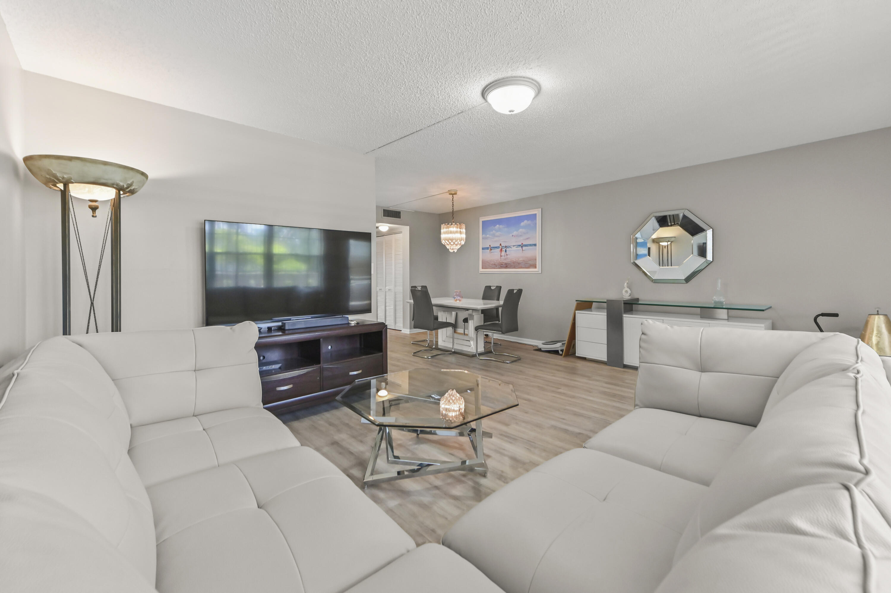 2056 Ainslie D Property Photo 4