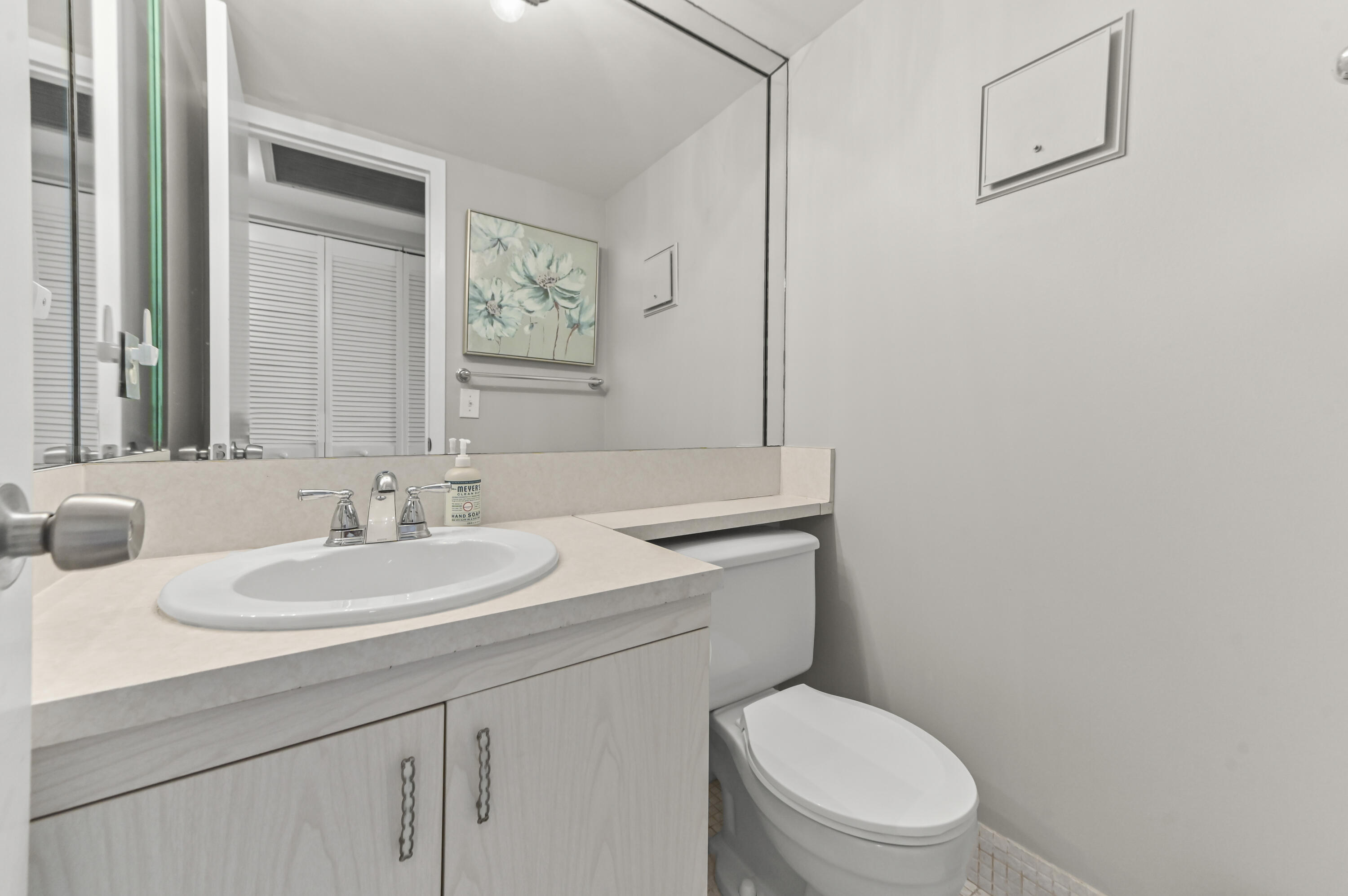 2056 Ainslie D Property Photo 8