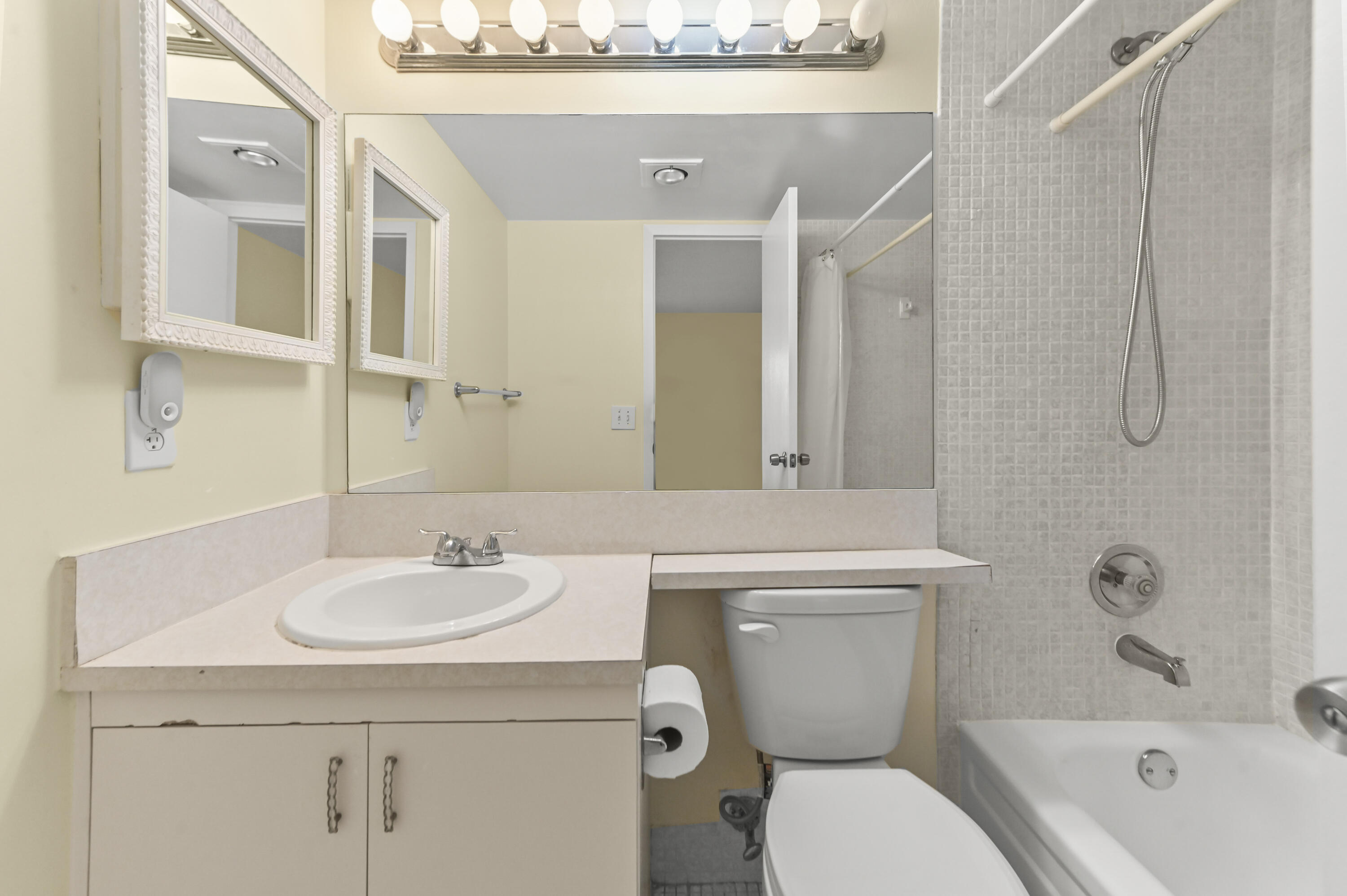 2056 Ainslie D Property Photo 12