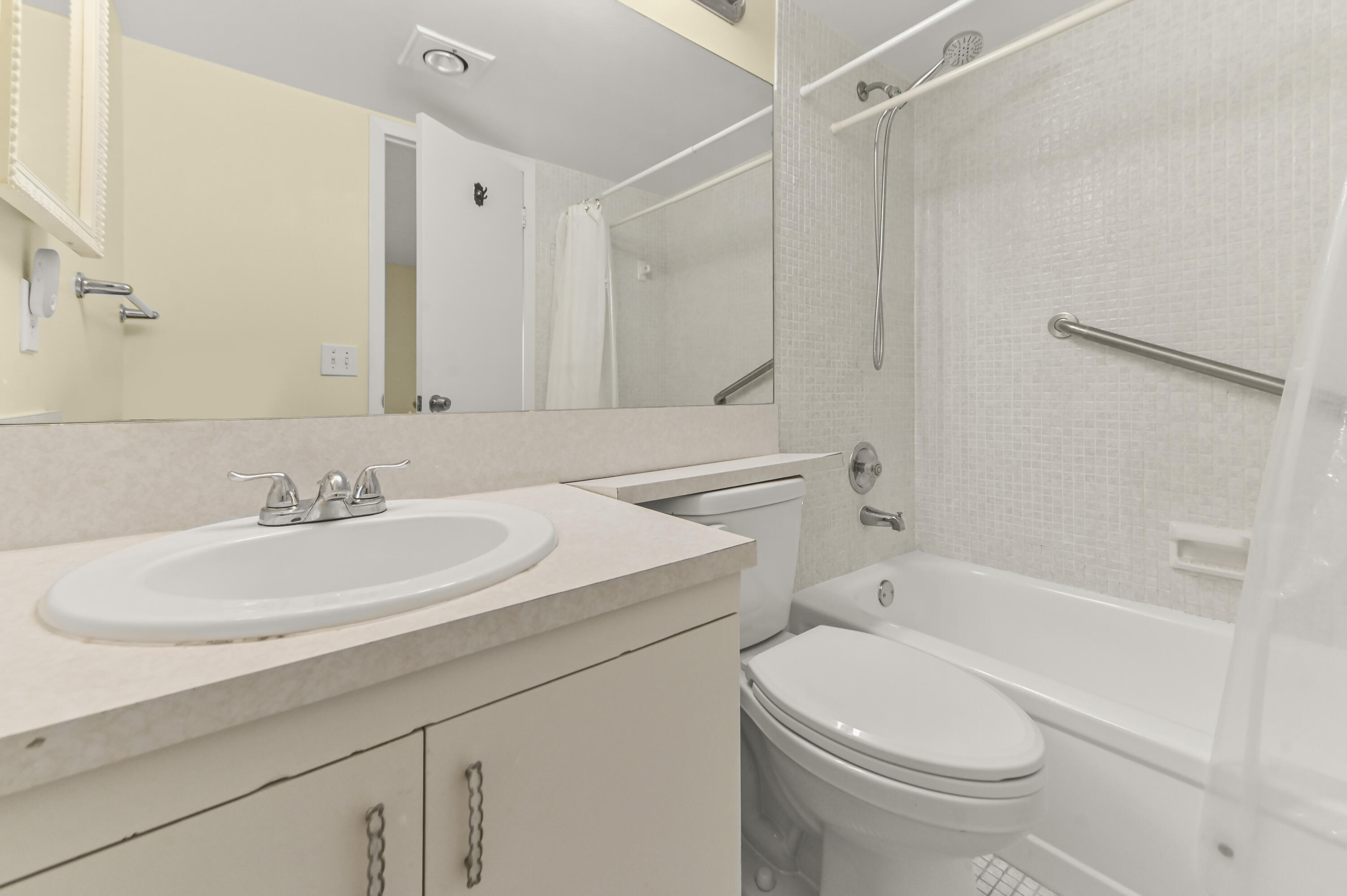 2056 Ainslie D Property Photo 13