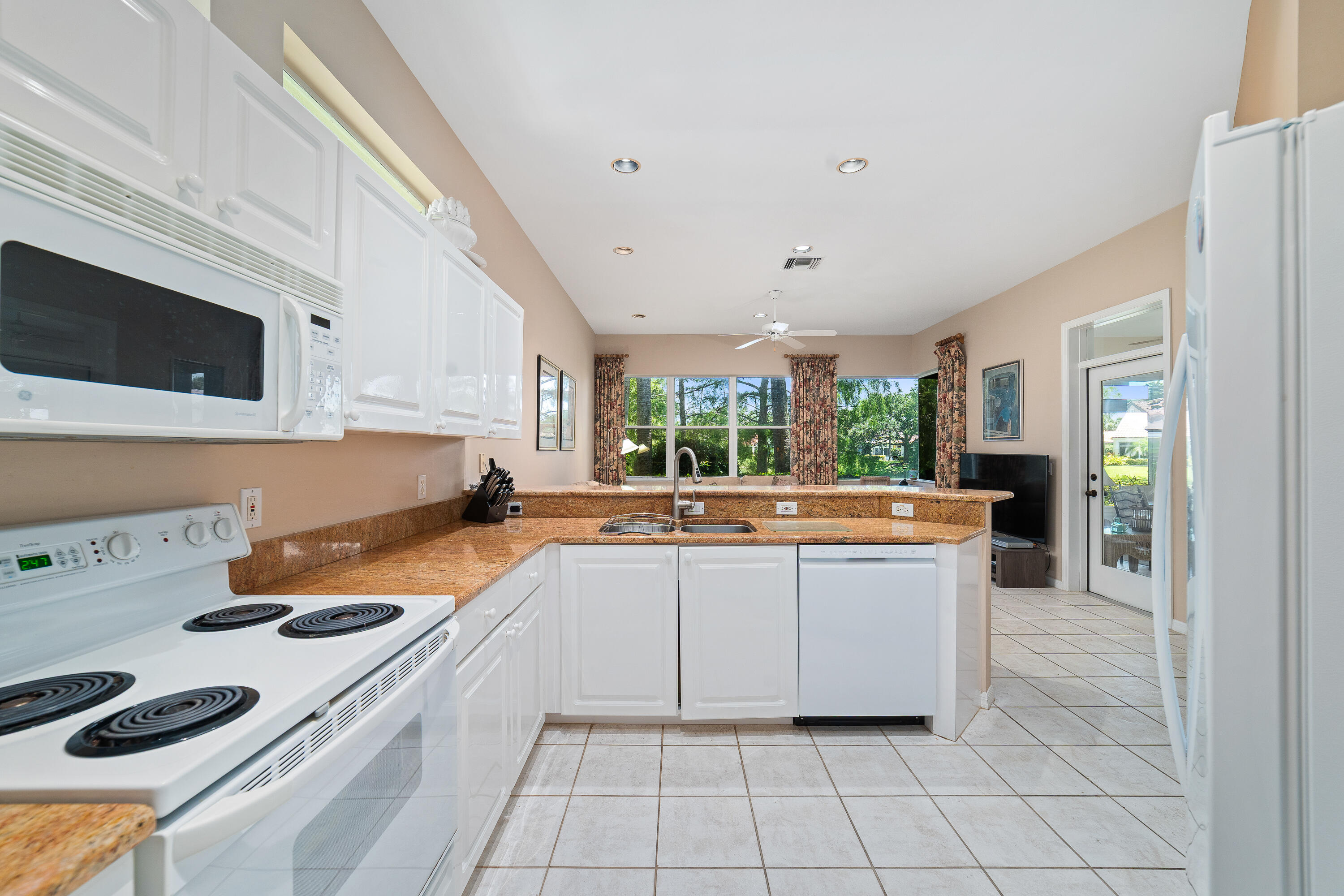 1726 Victoria Circle Property Photo 10