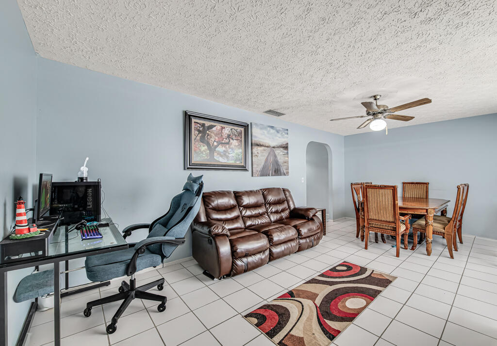 366 Se Lancaster Avenue Property Photo 6