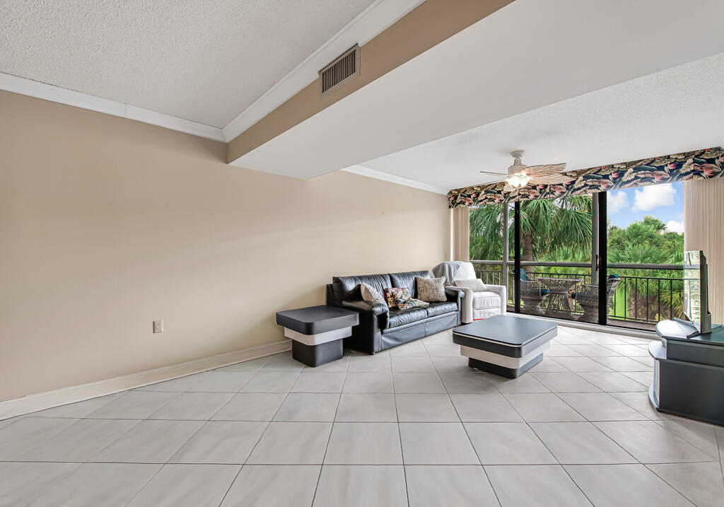 6169 Balboa Circle Unit 302 Property Photo 9