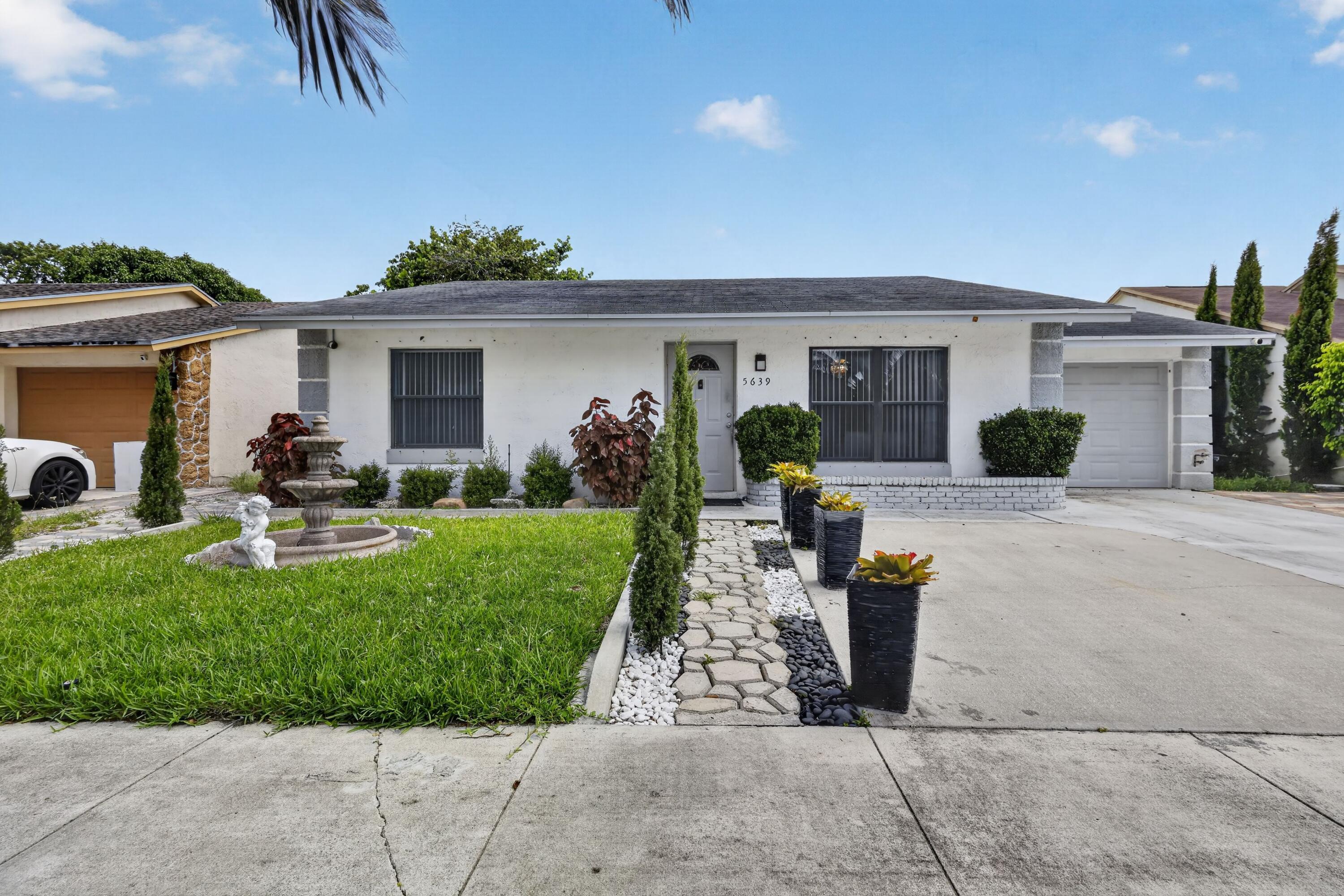 5639 Ithaca Circle E Property Photo 2