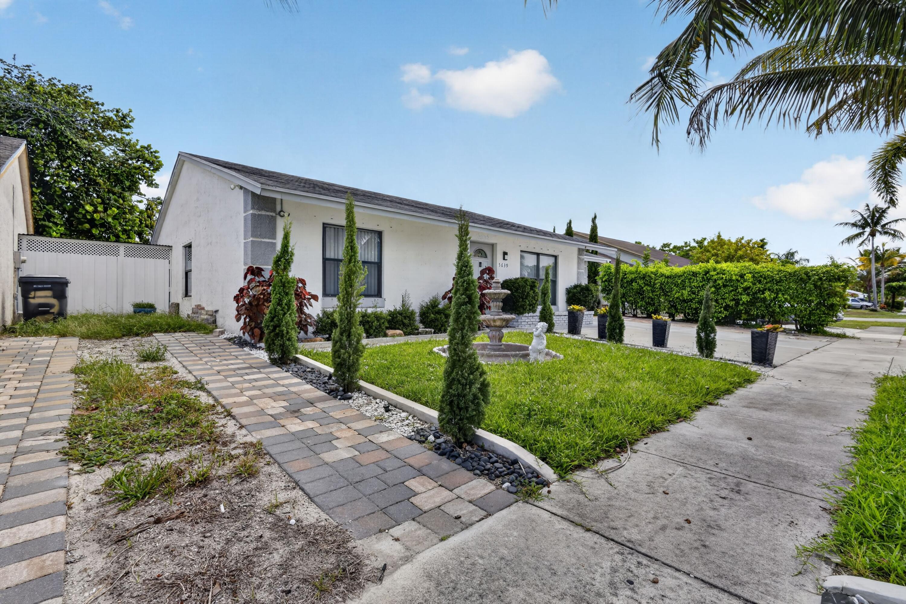 5639 Ithaca Circle E Property Photo 4