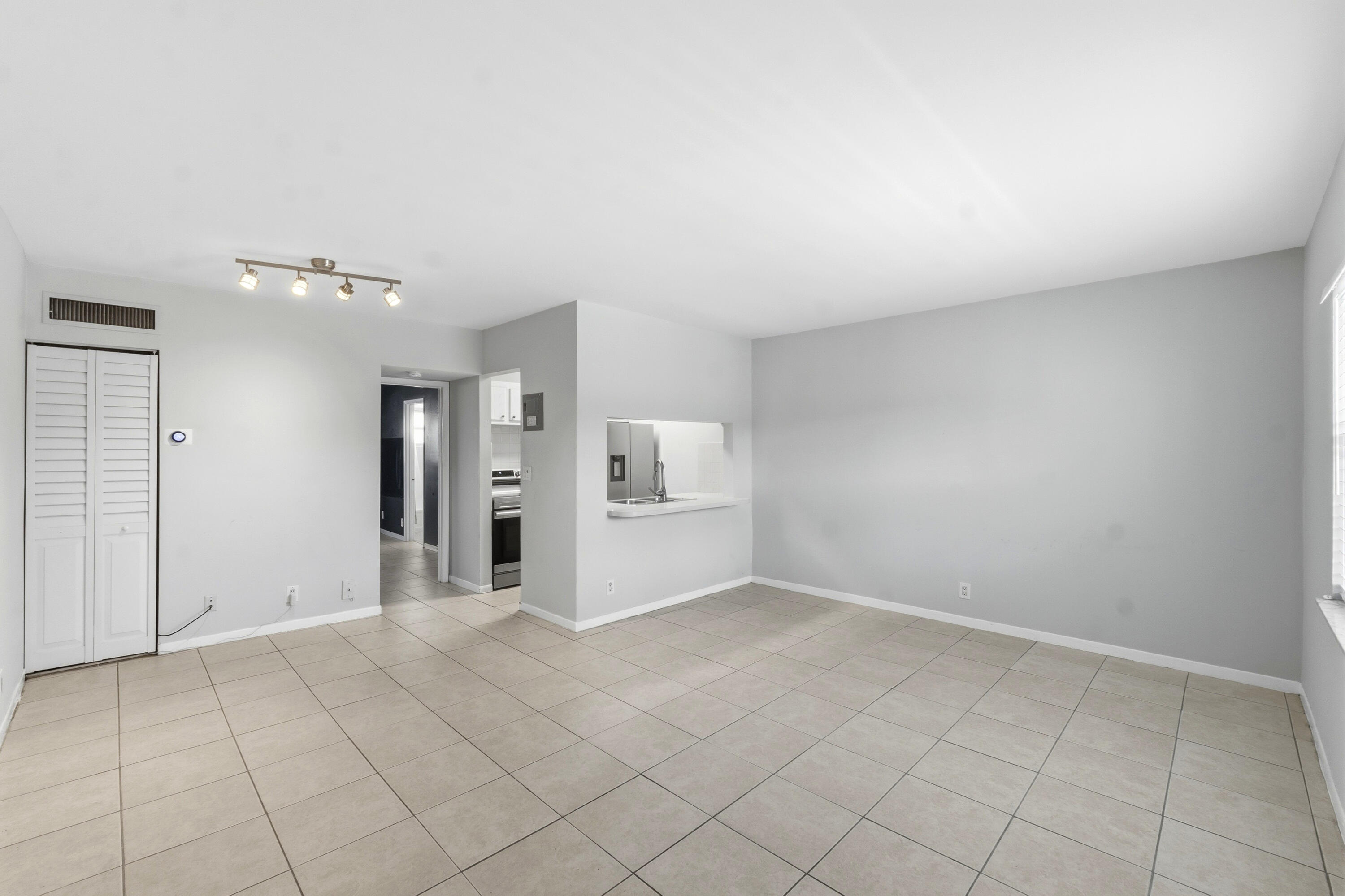 1470 N Dixie Highway 43 Property Photo 3