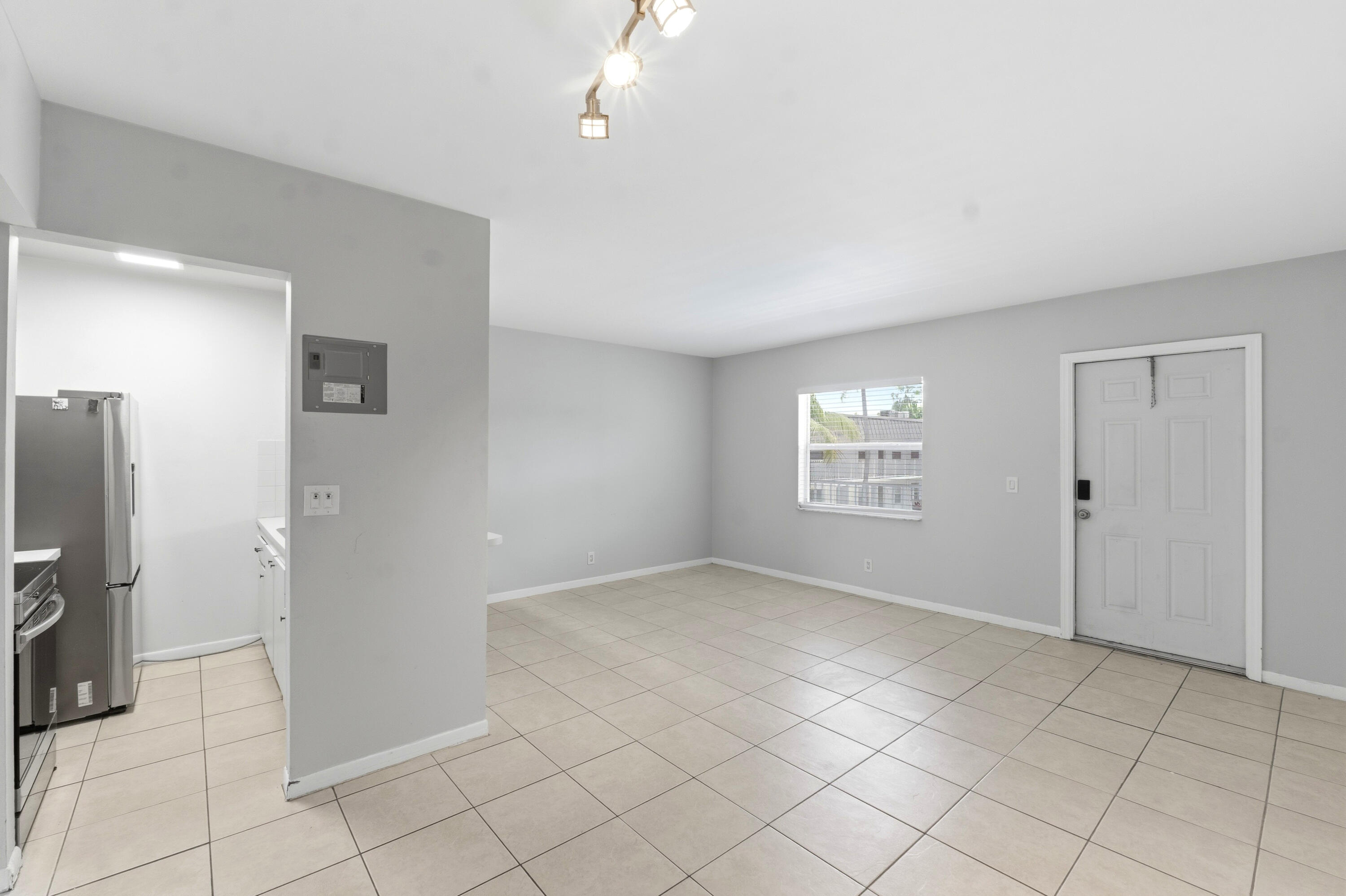 1470 N Dixie Highway 43 Property Photo 5