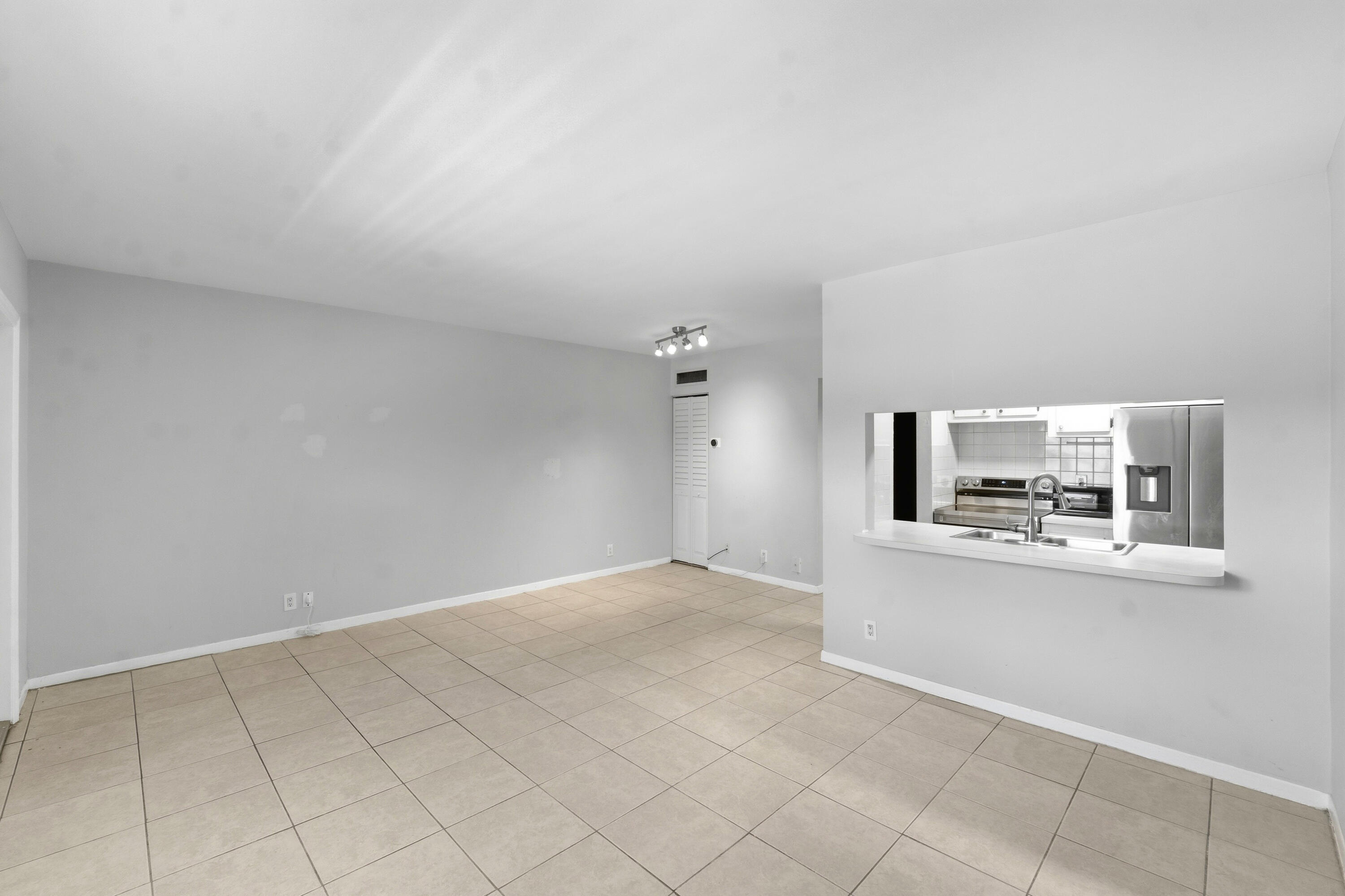 1470 N Dixie Highway 43 Property Photo 6
