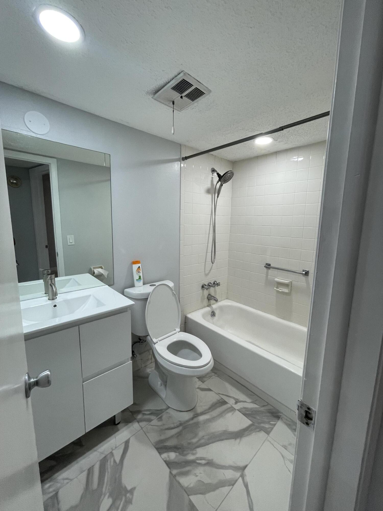 5980 Nw 64th Avenue 203 Property Photo 8
