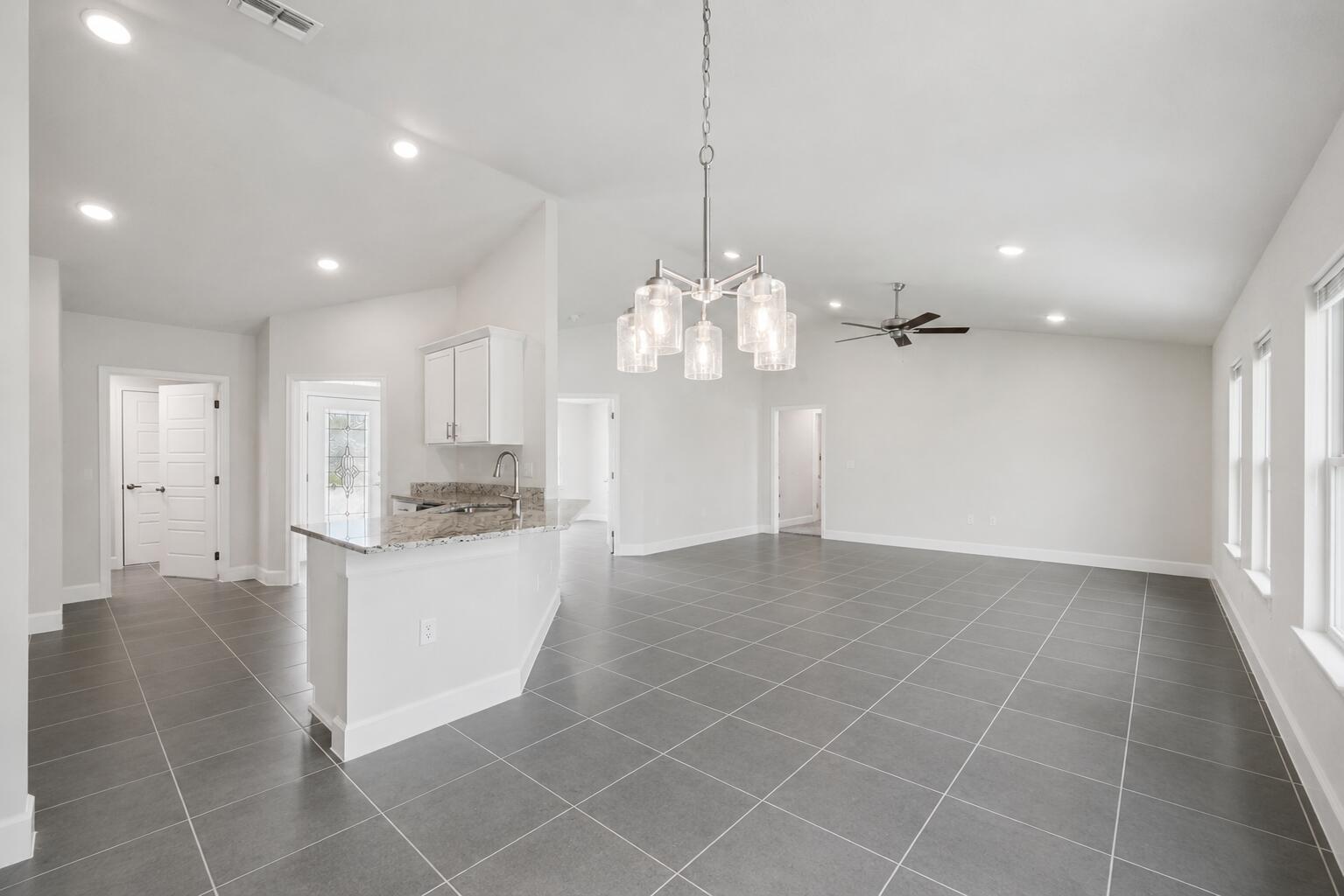 405 Ne Airoso Boulevard Property Photo 13