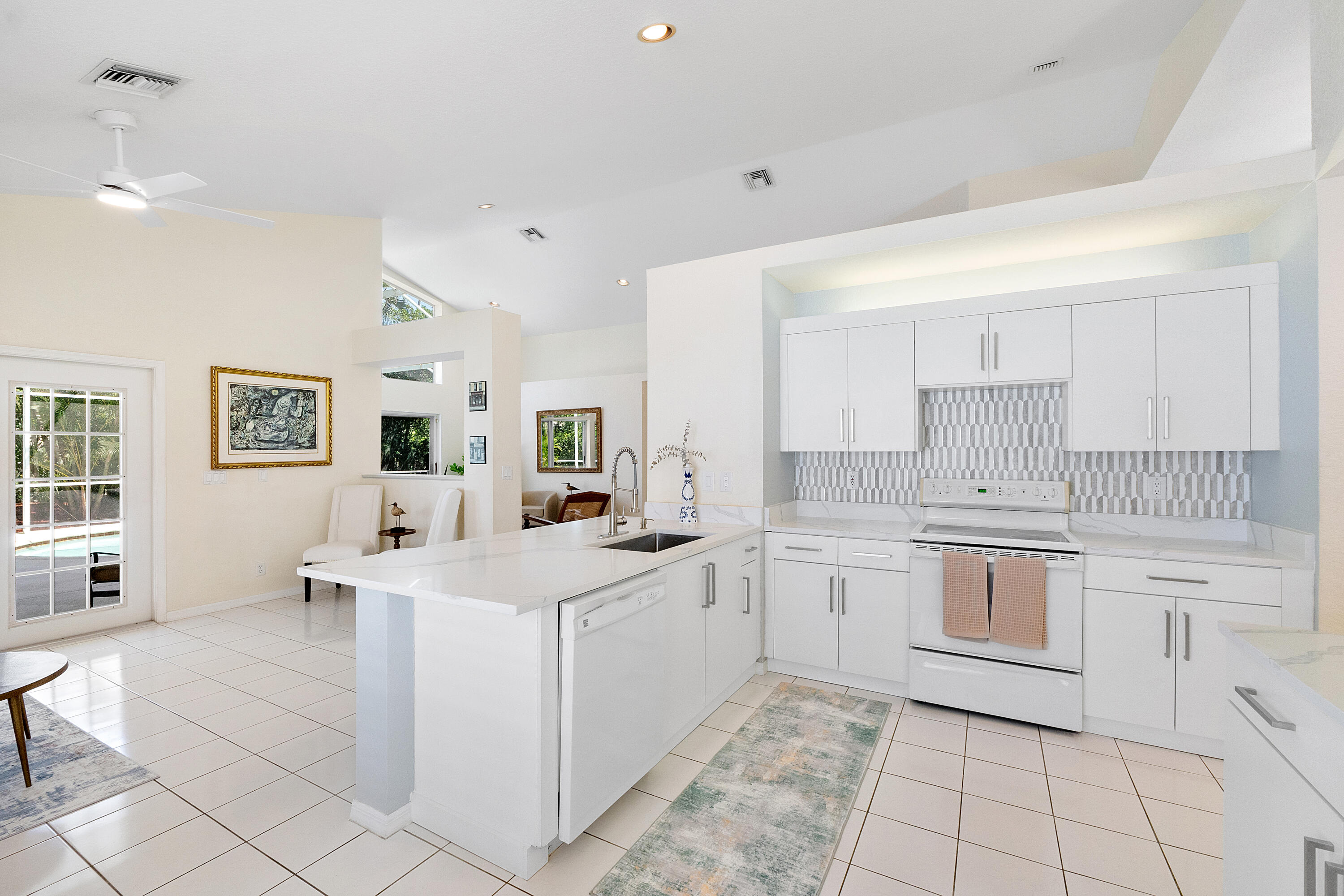 2016 Island Circle Property Photo 8