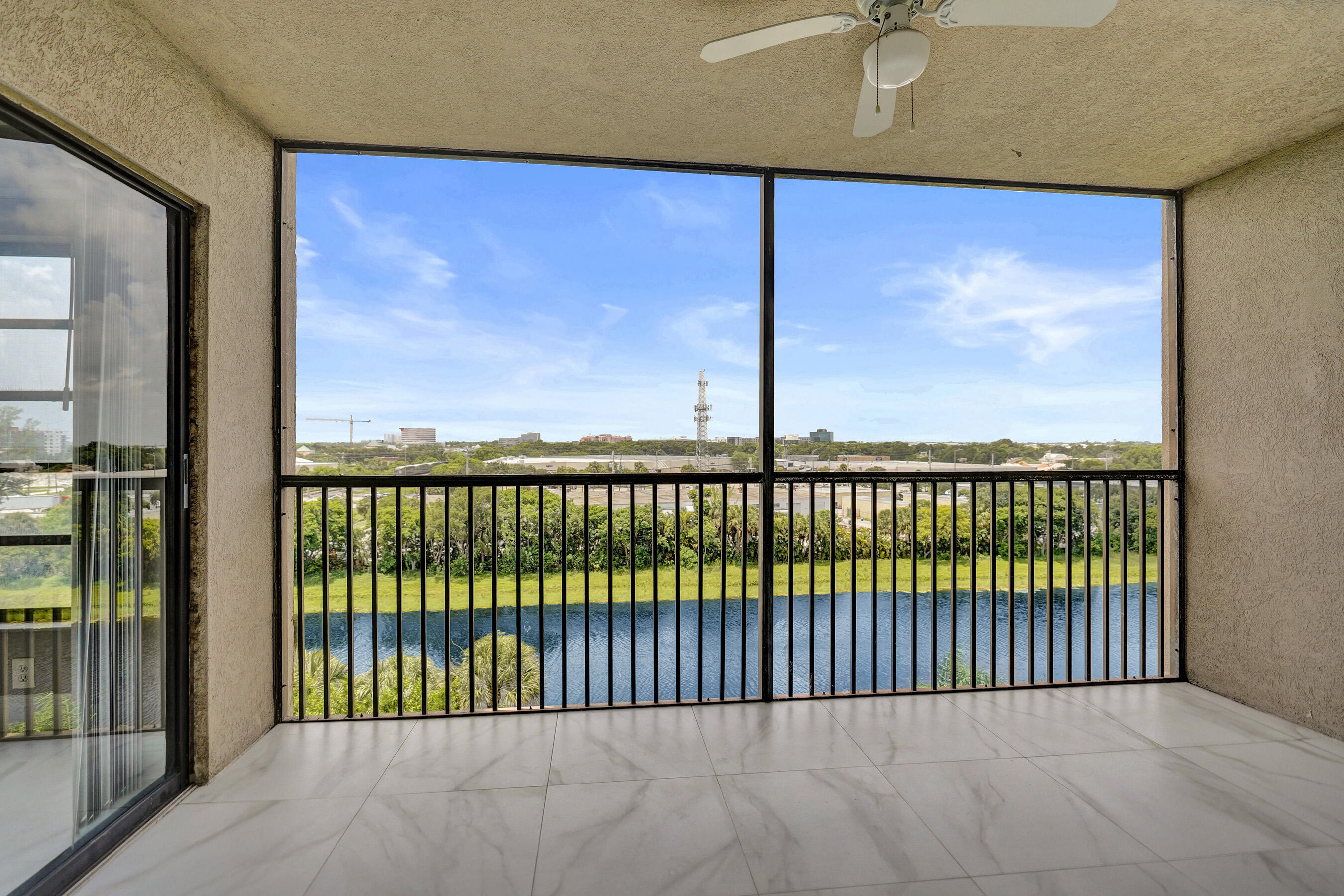 2200 S Cypress Bend Drive 707 Property Photo 1