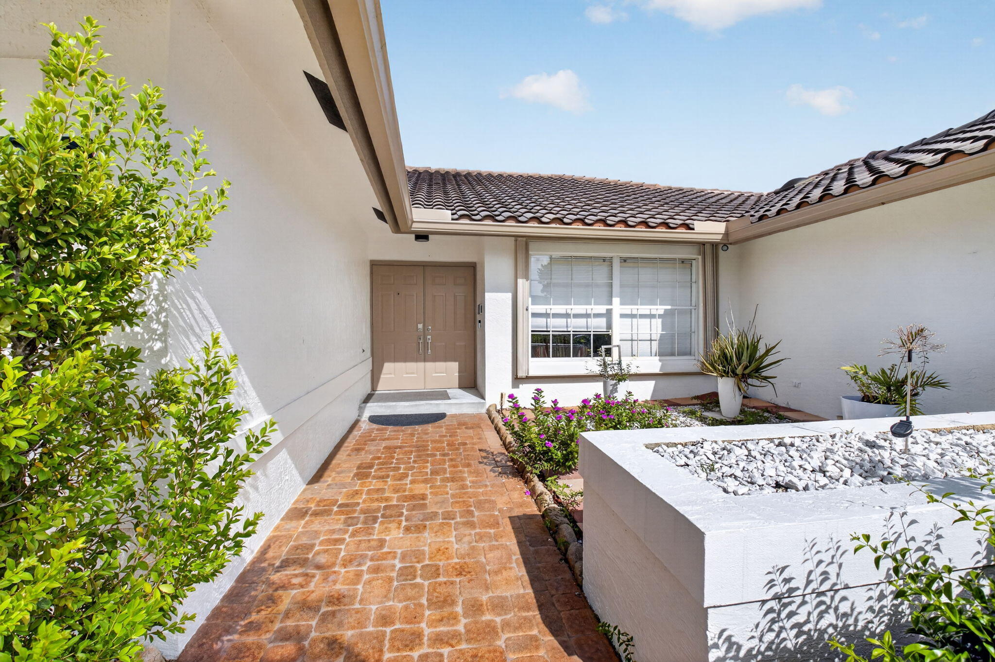 19505 Sedgefield Terrace Property Photo 3