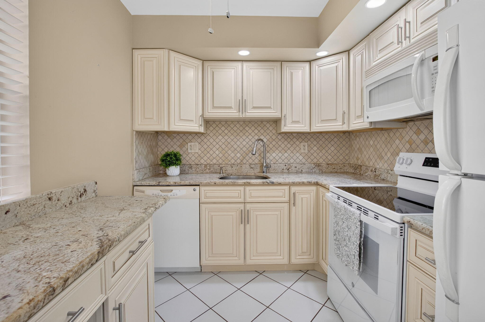 332 Capri G Property Photo 16