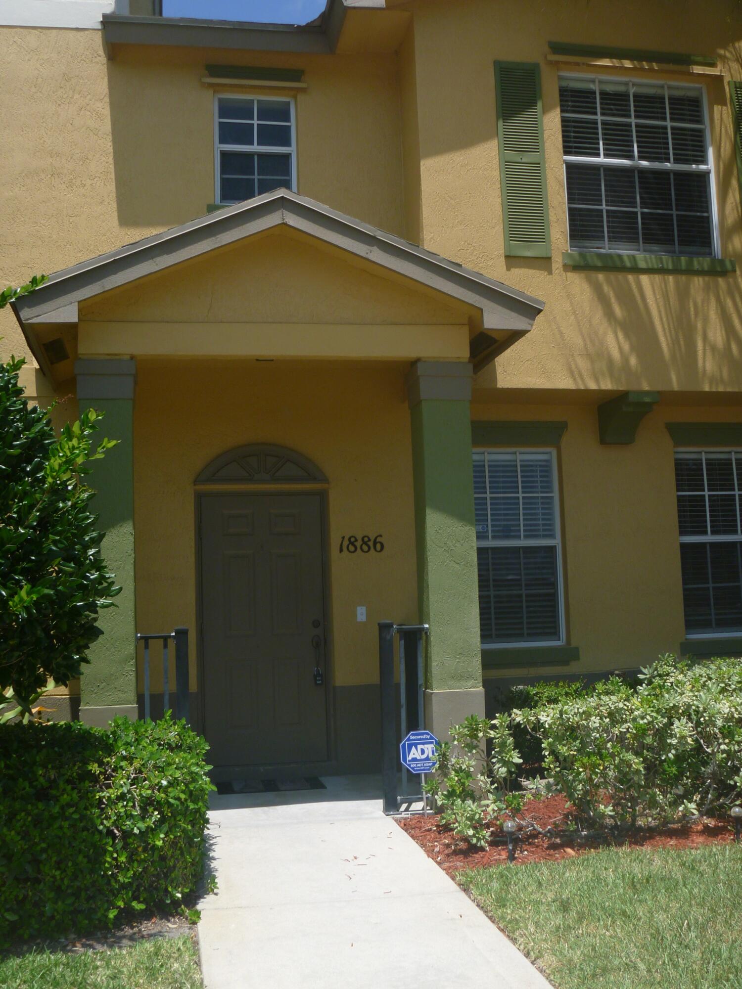 1886 SE Interlachen Drive Property Photo 1