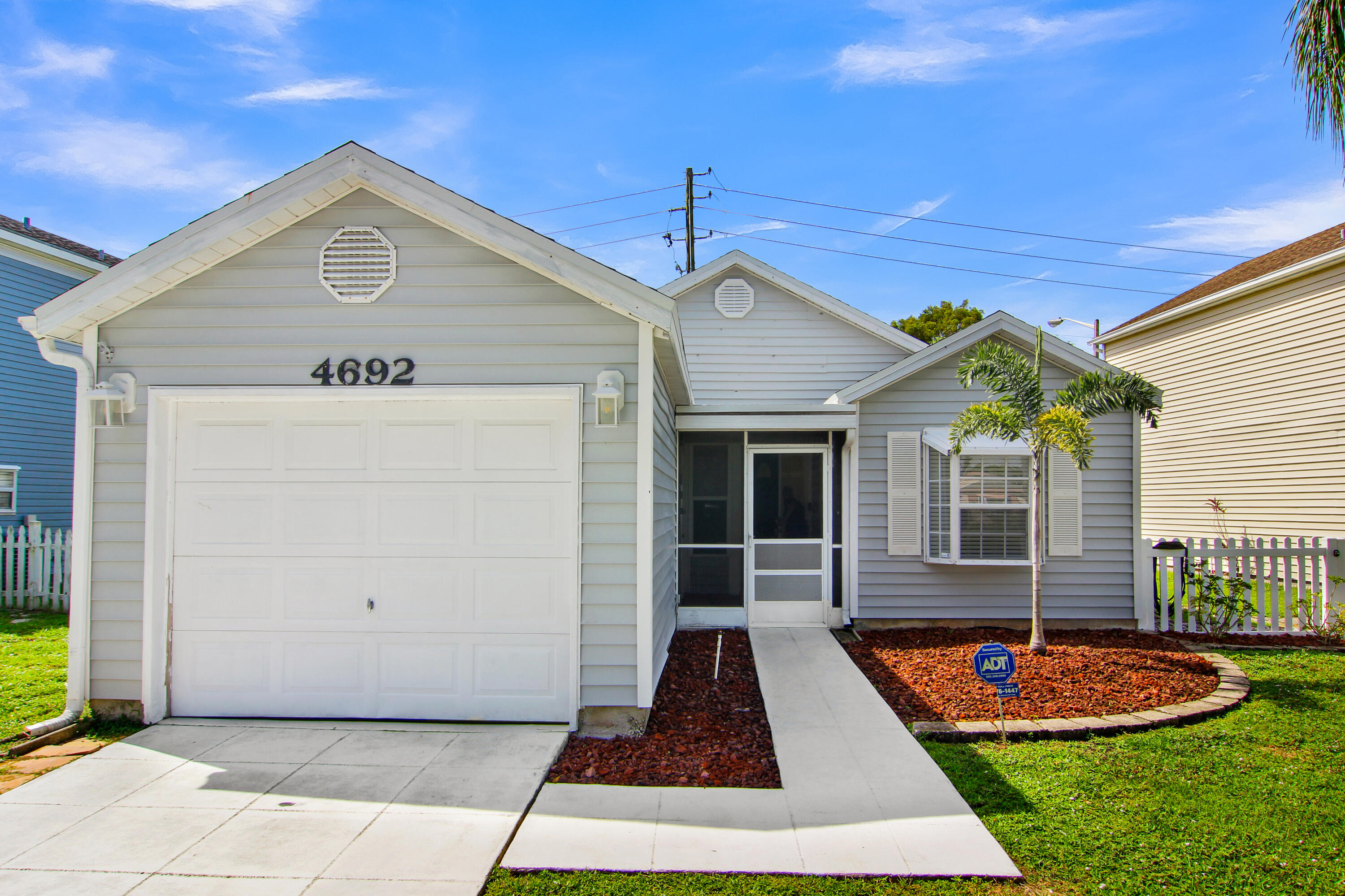 4692 LAKESIDE Circle