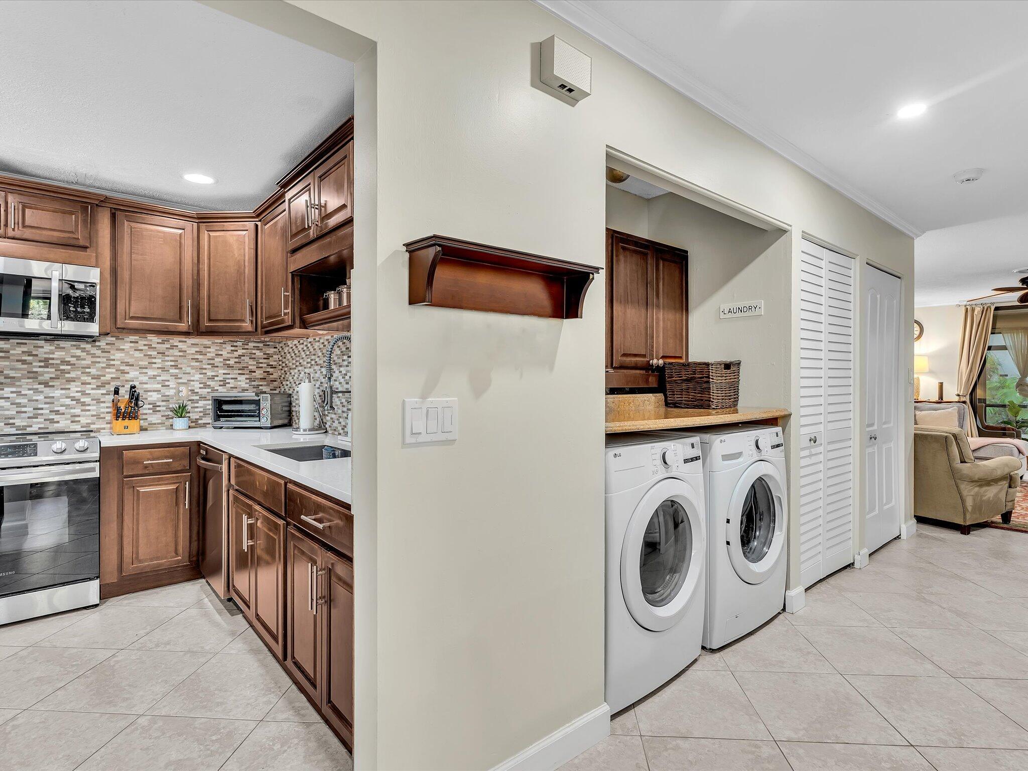 9256 Sabal Ridge Circle C Property Photo 9