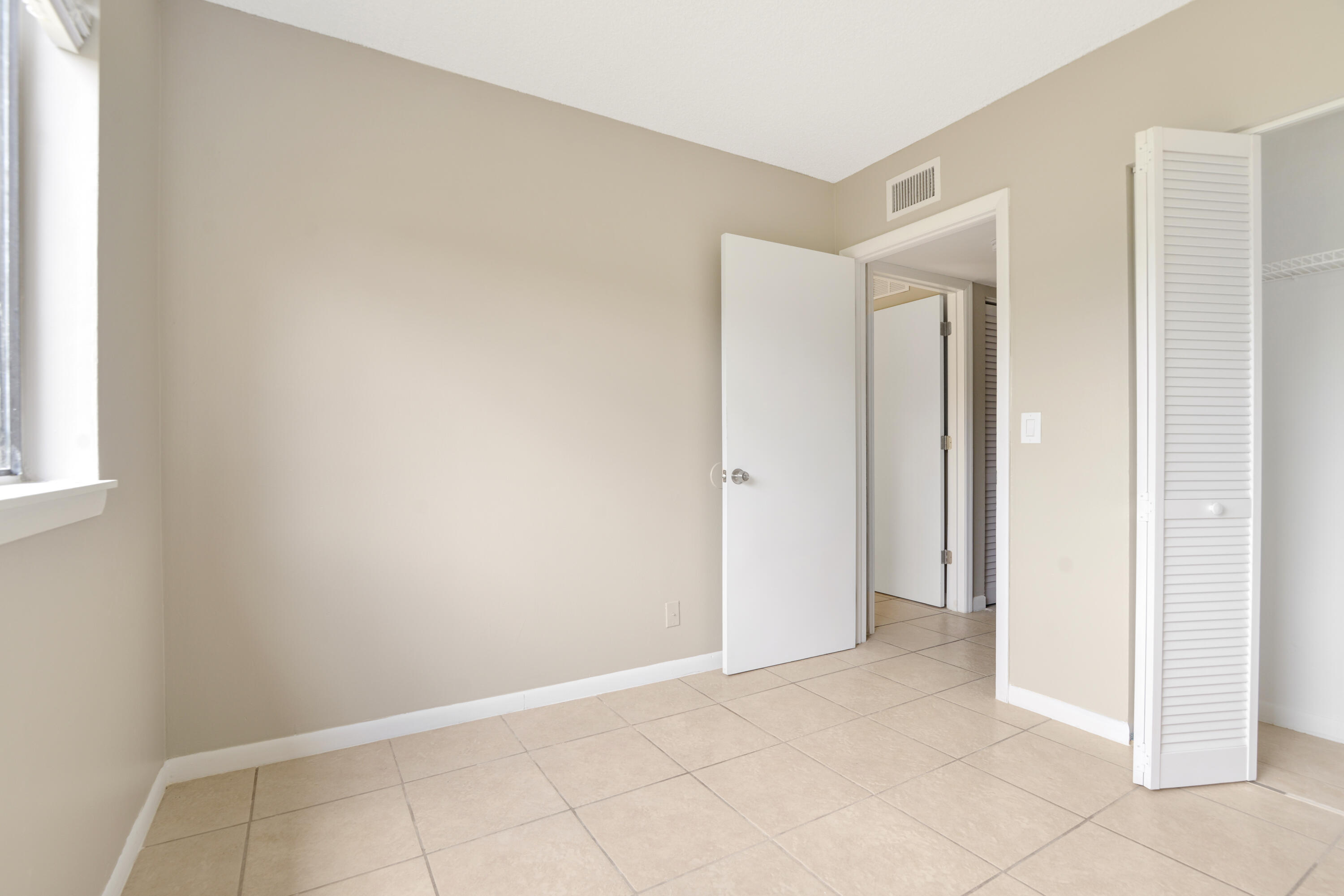 400 Nottingham Circle D Property Photo 11