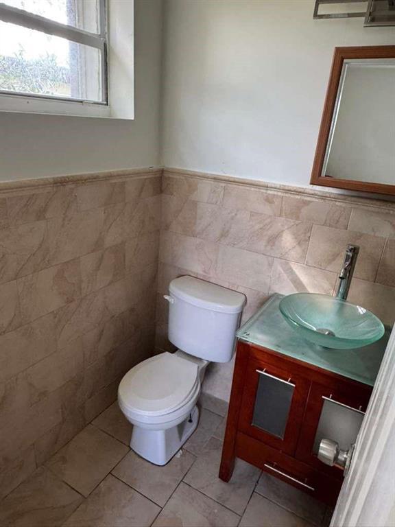1042 Foster Road 1-2 Property Photo 5