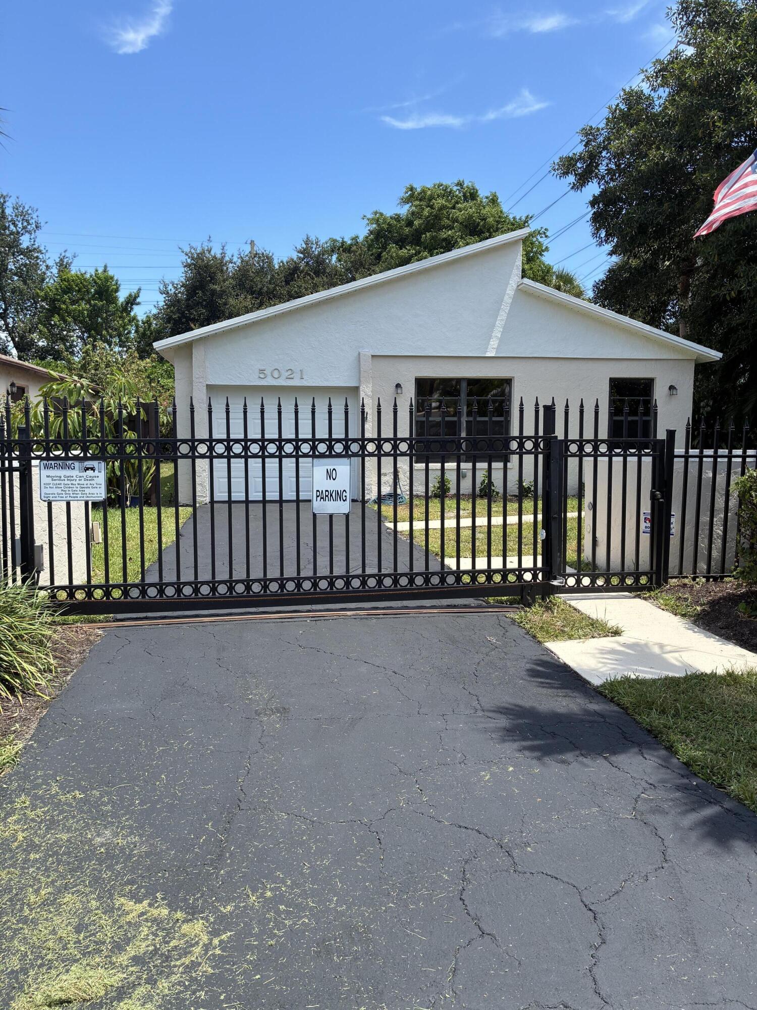 5021 Mirror Lakes Boulevard Property Photo 1