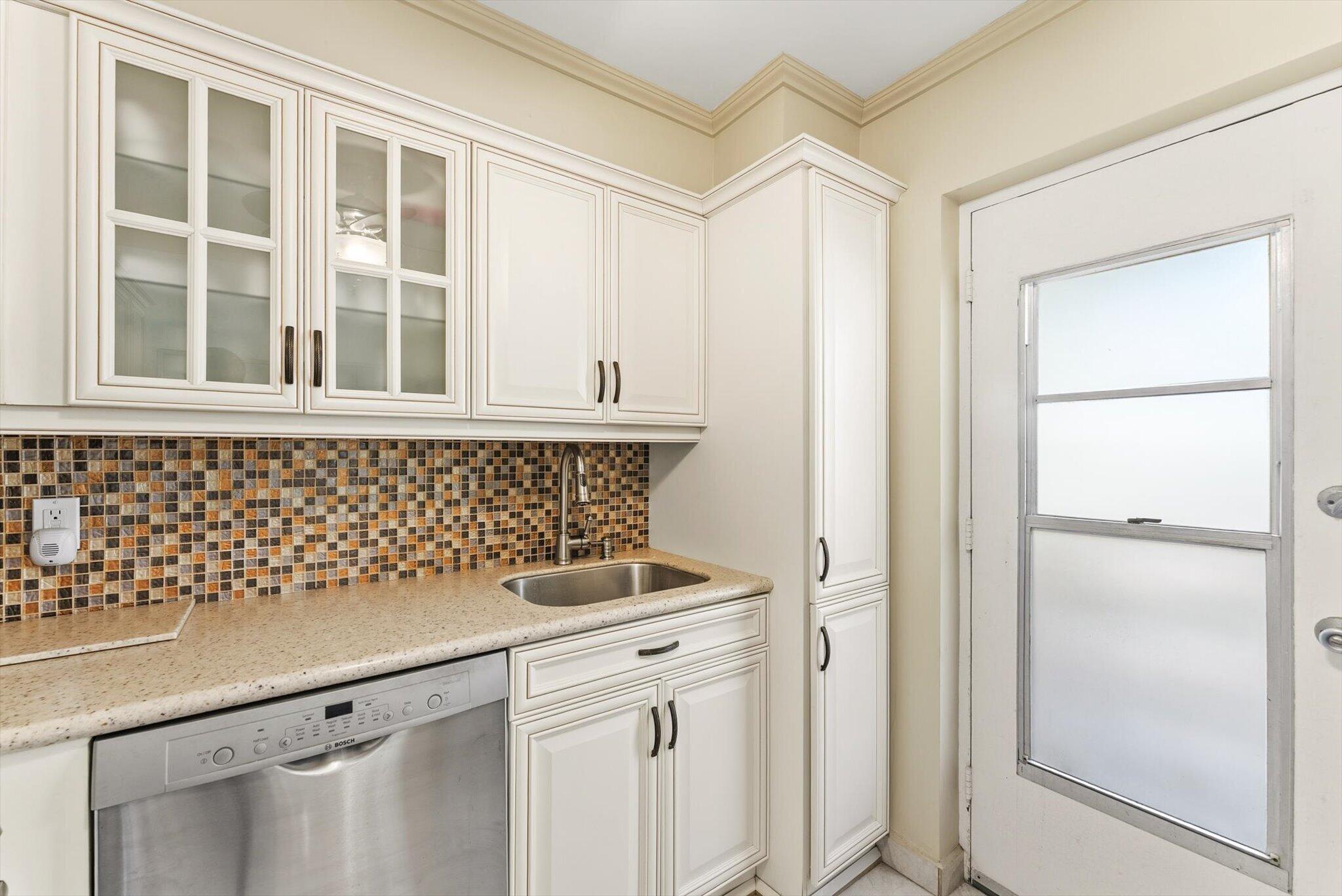 220 Kings Point Drive 210 Property Photo 5