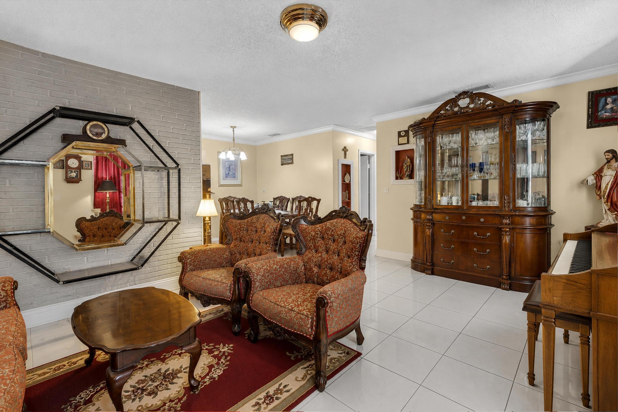 2131 Acapulco Drive Property Photo 3