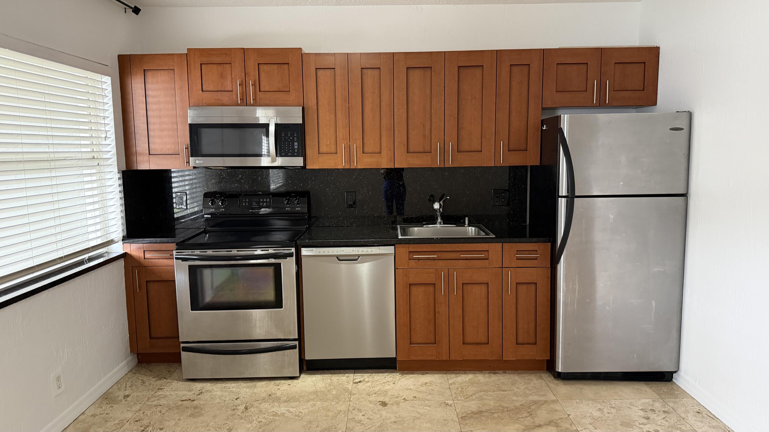 1470 N Dixie Highway 16 Property Photo 2