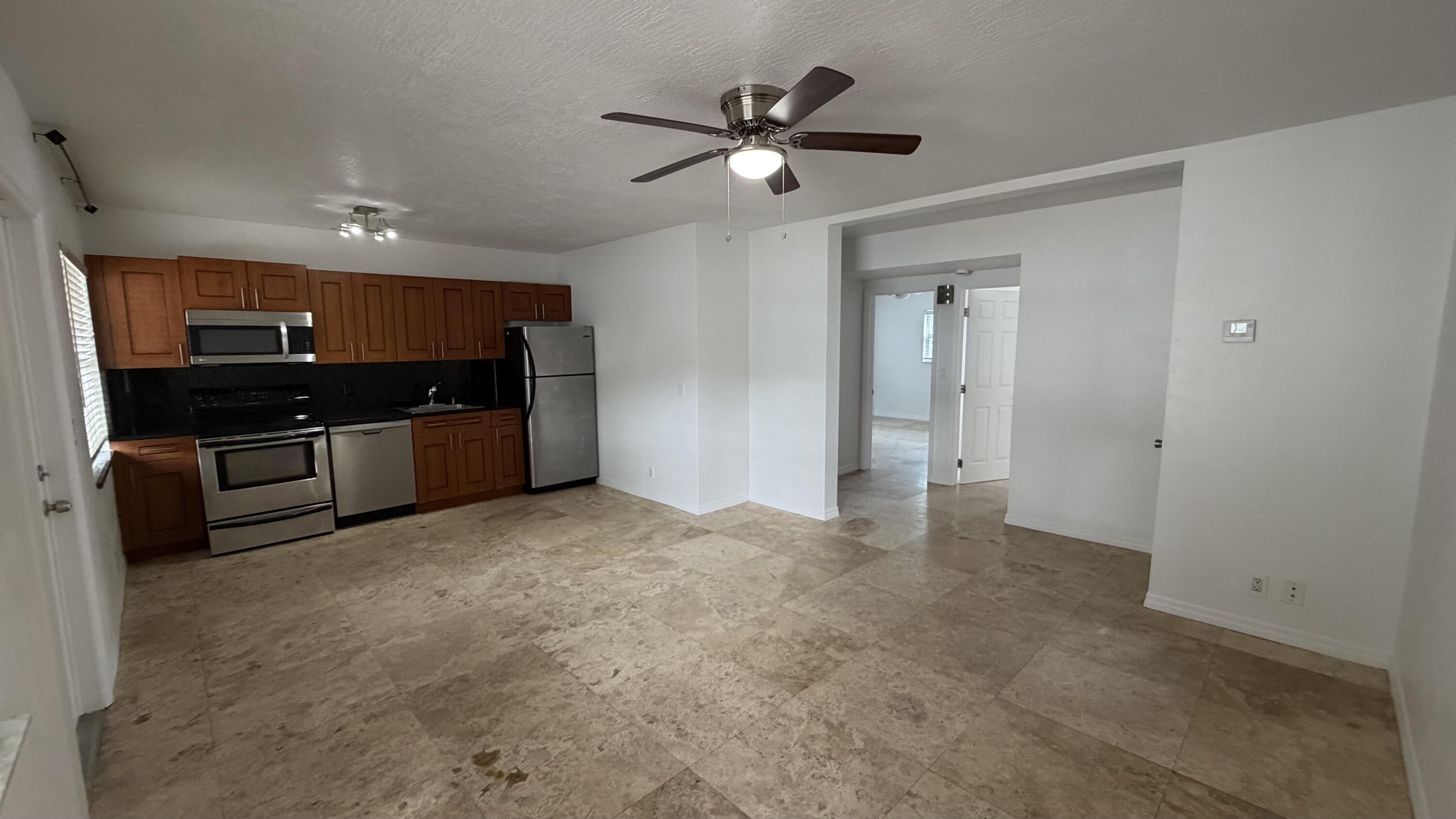 1470 N Dixie Highway 16 Property Photo 3