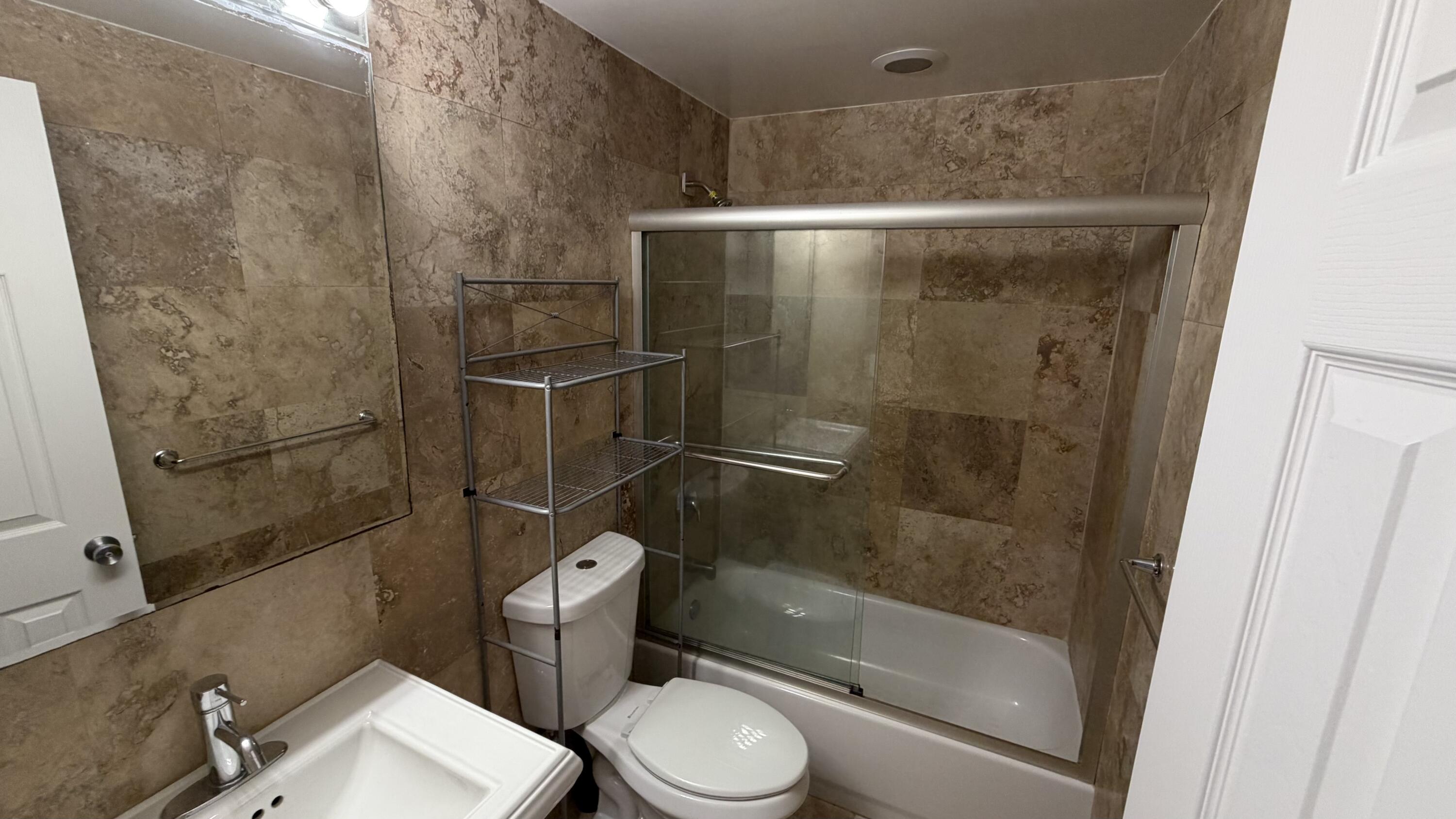 1470 N Dixie Highway 16 Property Photo 4