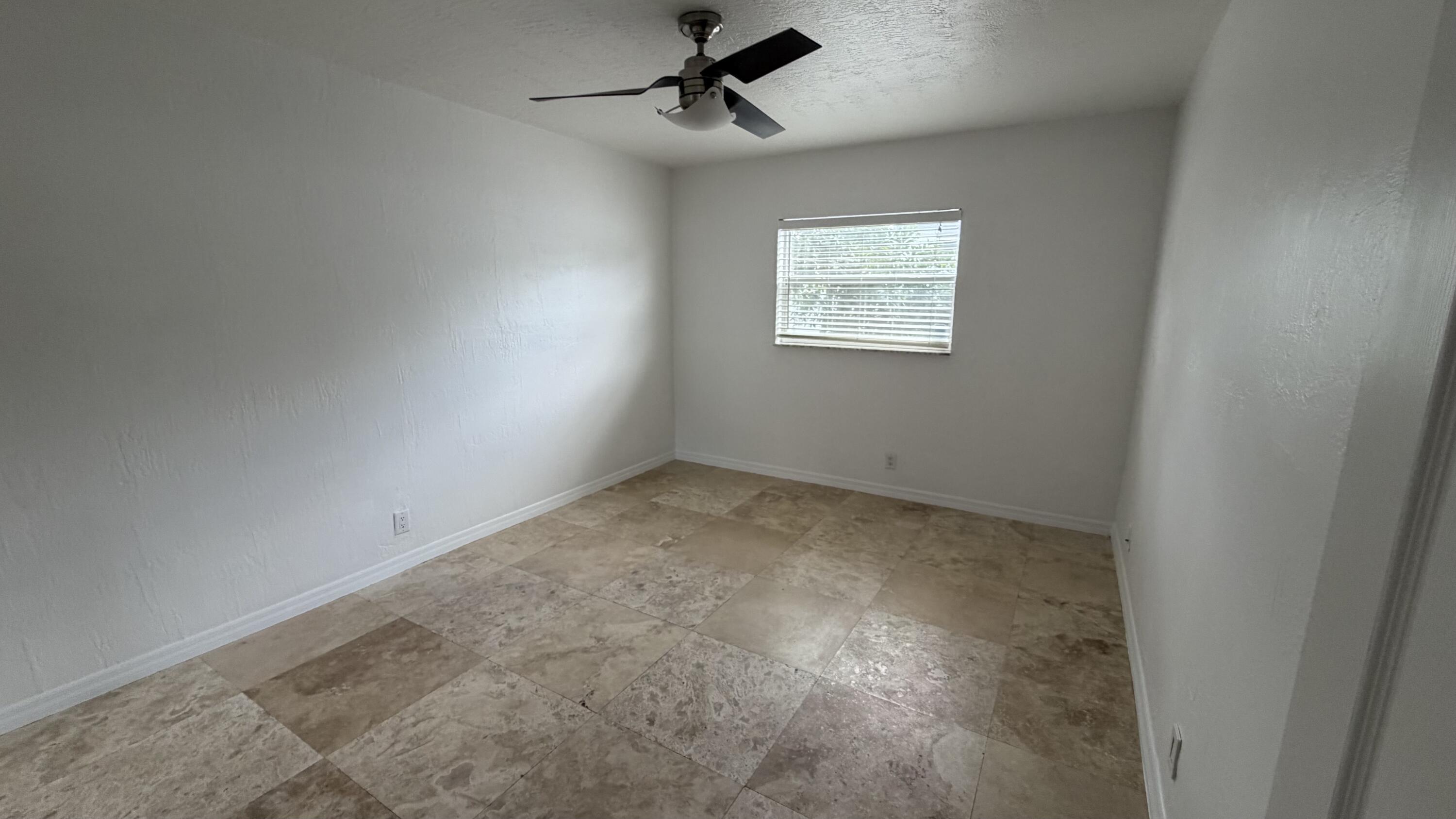 1470 N Dixie Highway 16 Property Photo 7
