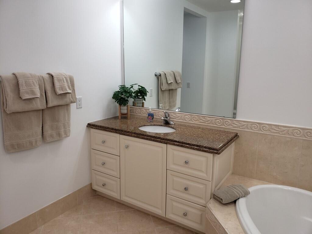 10 Harbour Isle Drive E 204 Property Photo 19