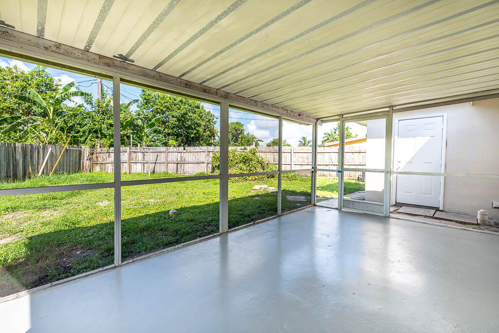 314 E Gateway Boulevard Property Photo 12