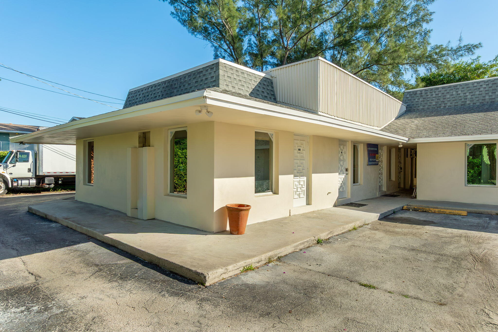 400 S Federal Highway Property Photo 17