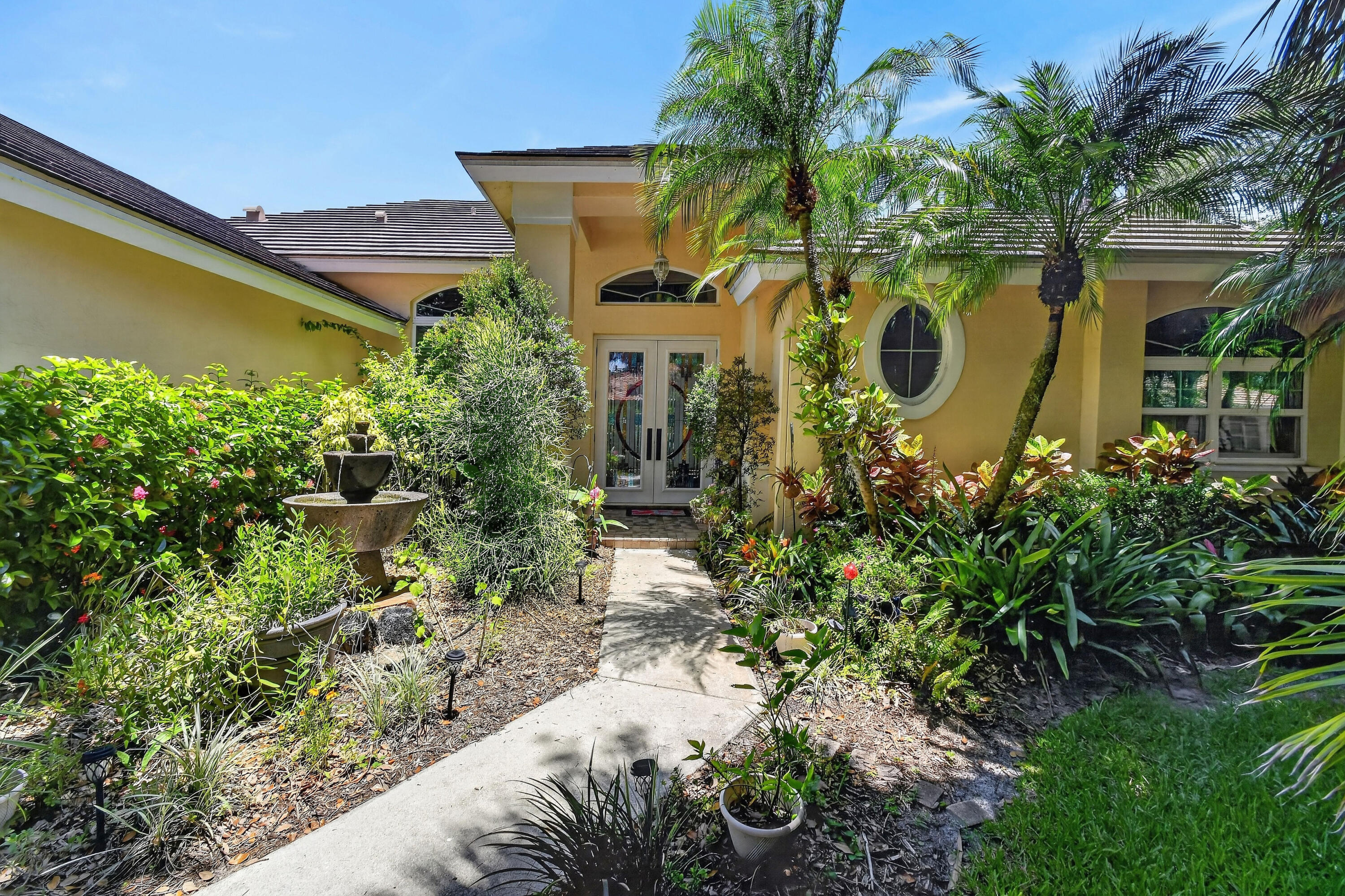 153 N River Drive E Property Photo 4