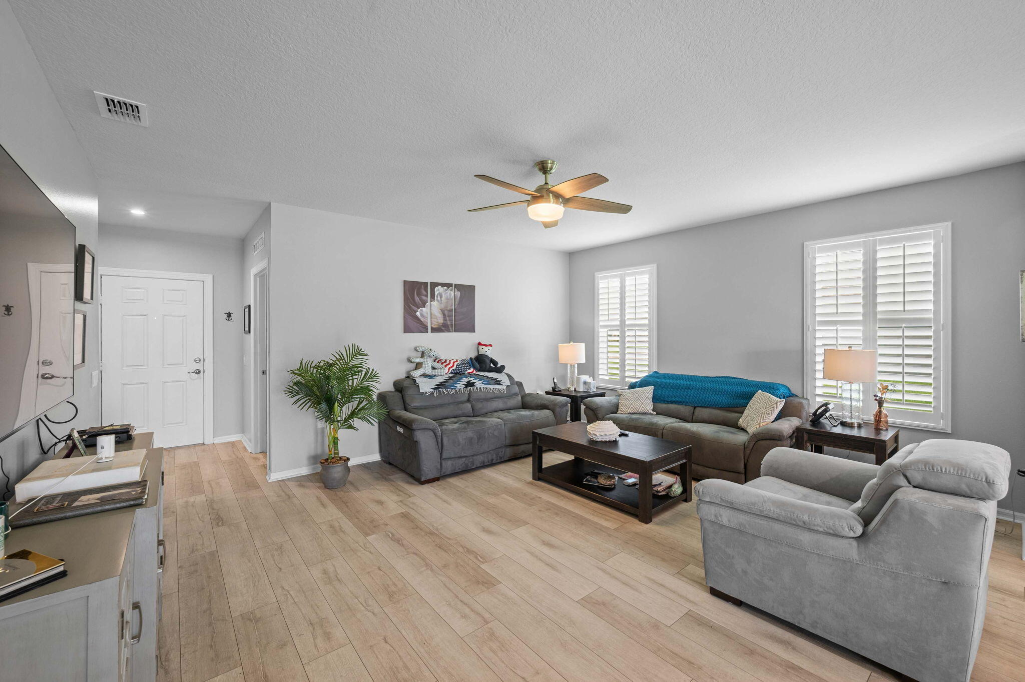 3833 Lancove Way Property Photo 4