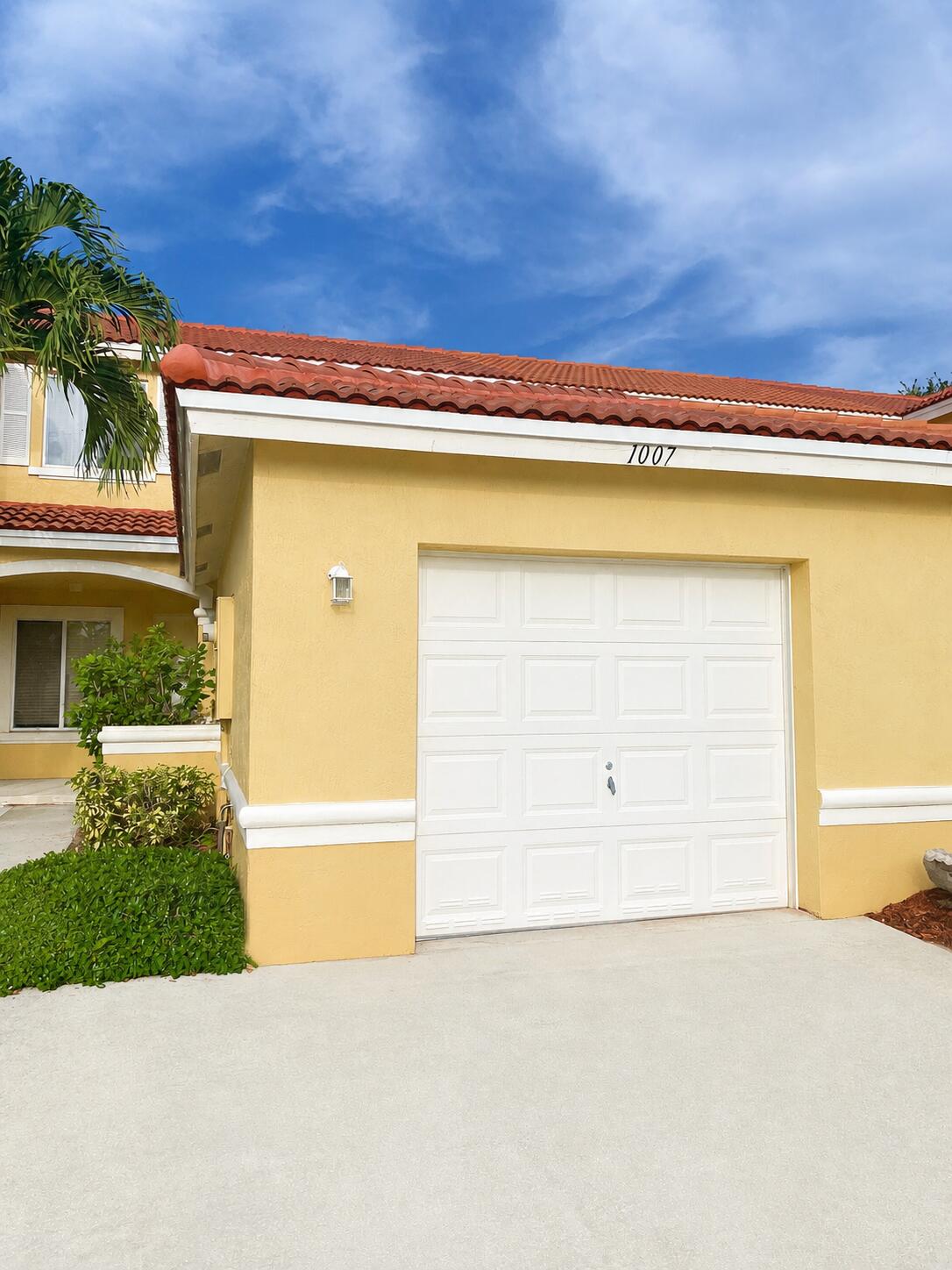 1007 Arezzo Circle Property Photo 4