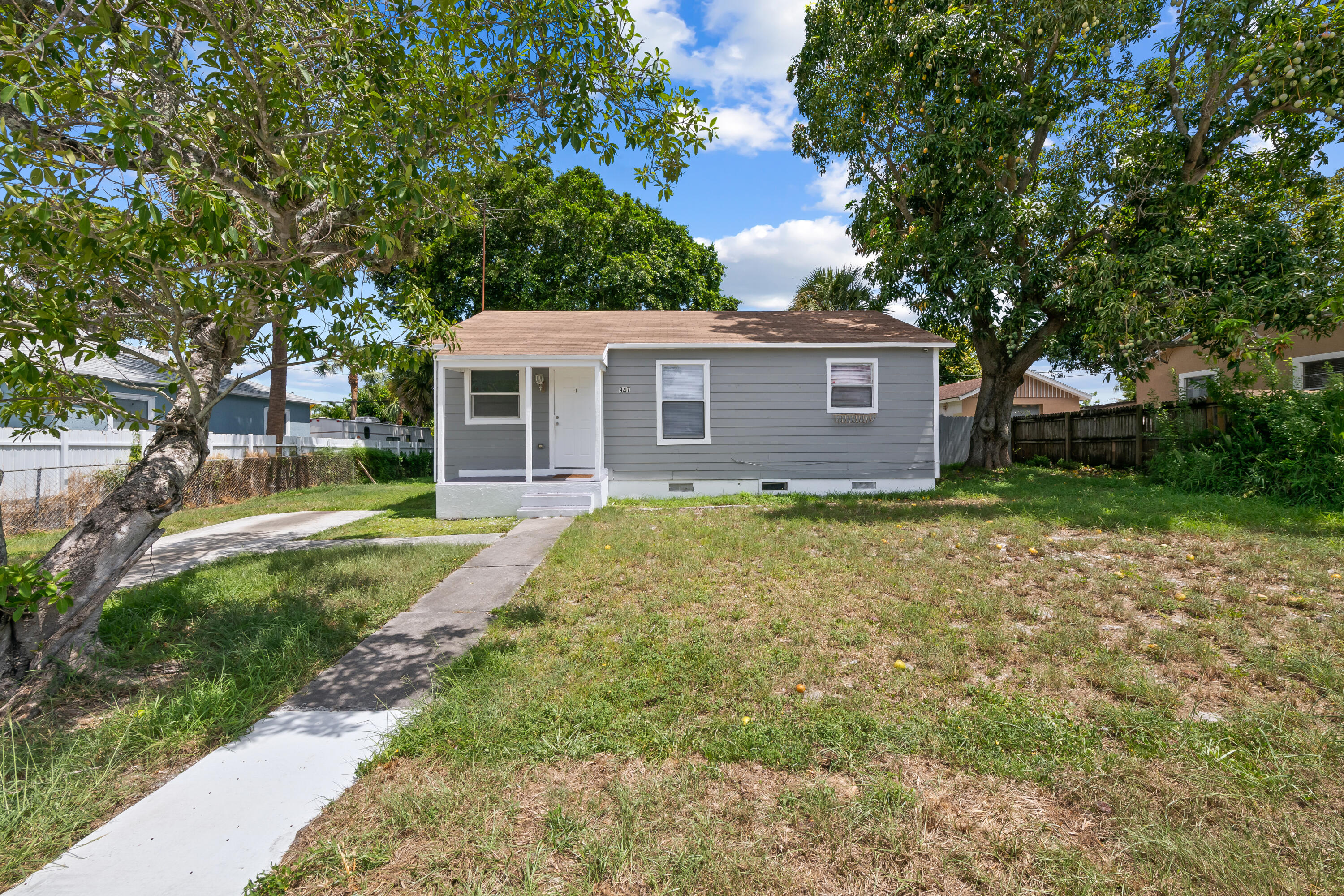 947 43rd Street Property Photo 1