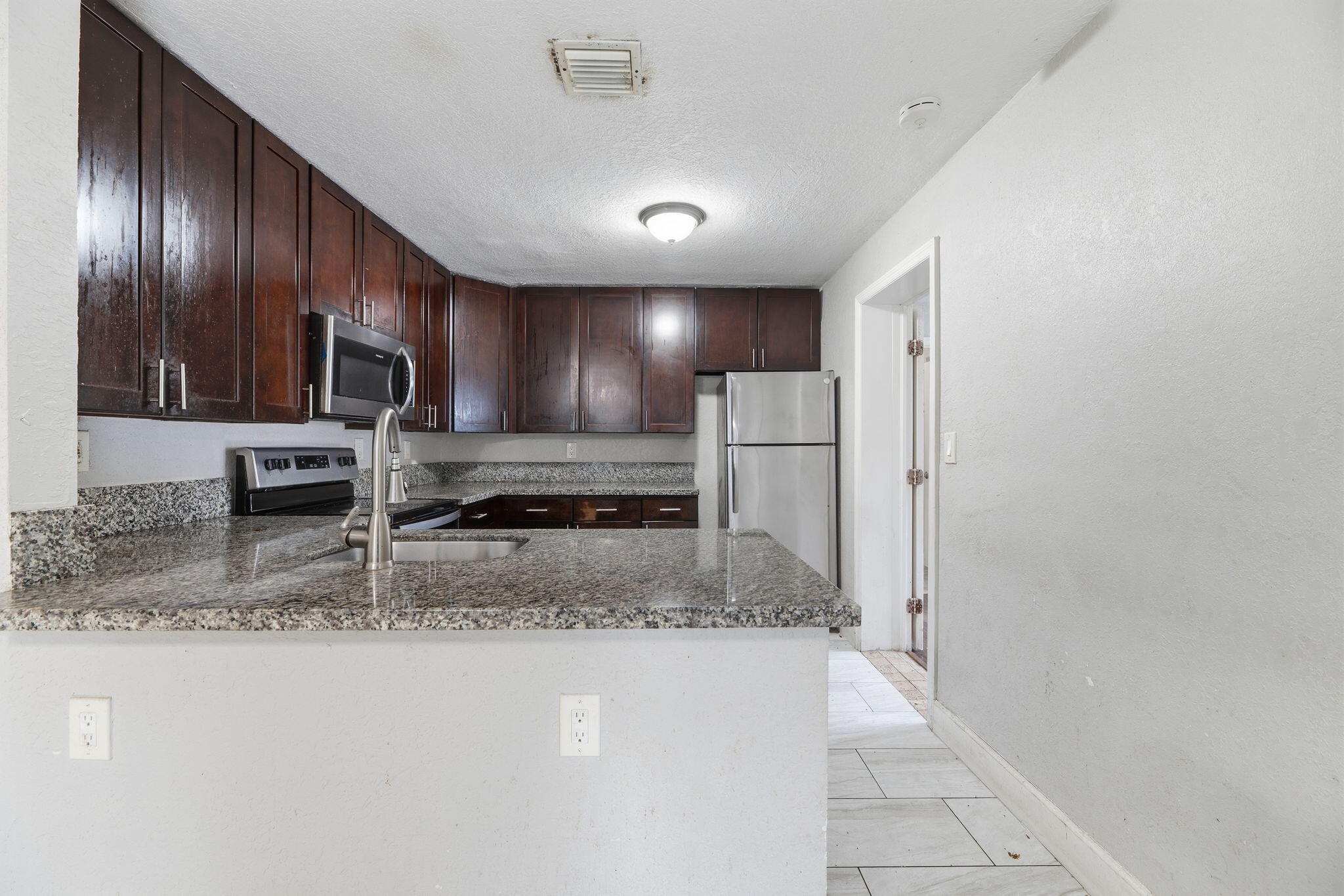 1640 Ne 32nd Place Property Photo 11