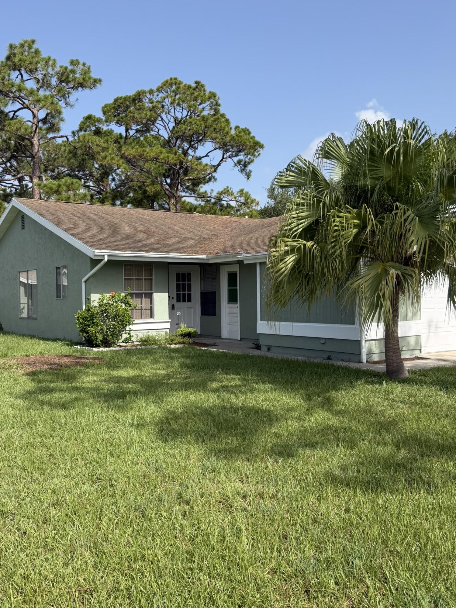 1720 SE Linpark Court Property Photo 1