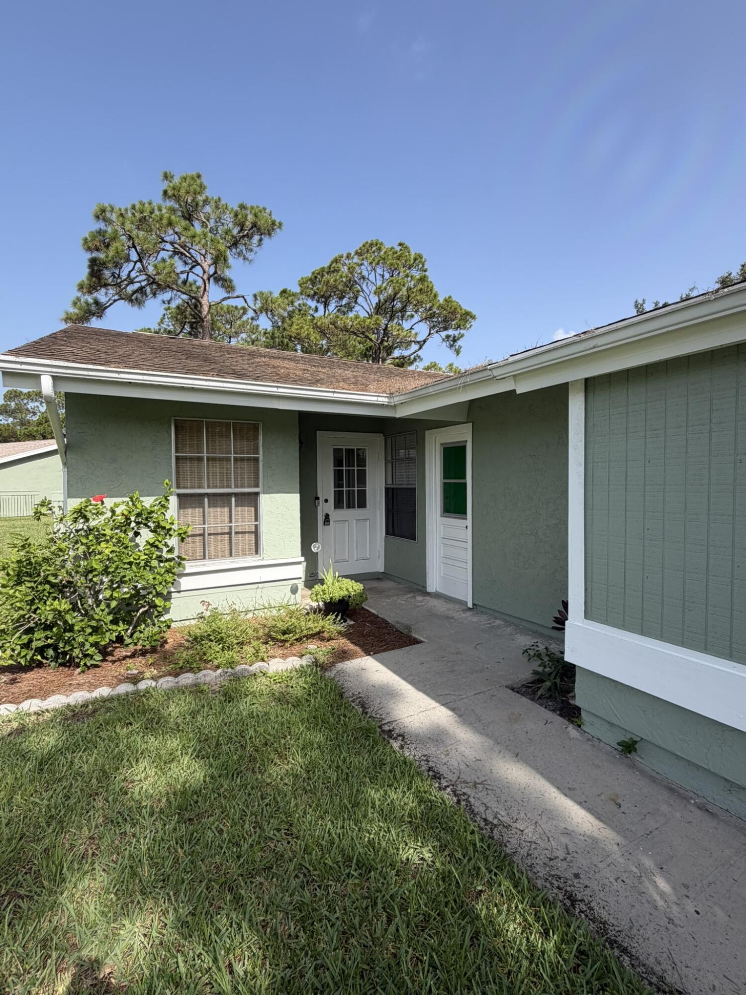 1720 Se Linpark Court Property Photo 3