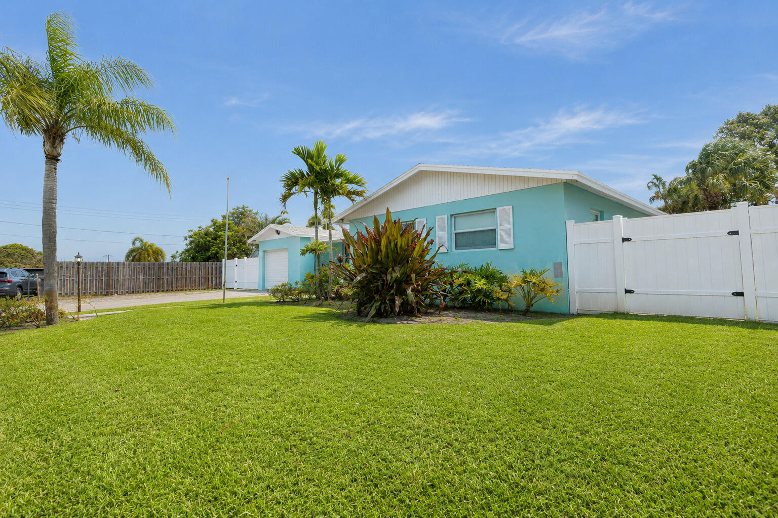 2395 Edgewater Drive Property Photo 4