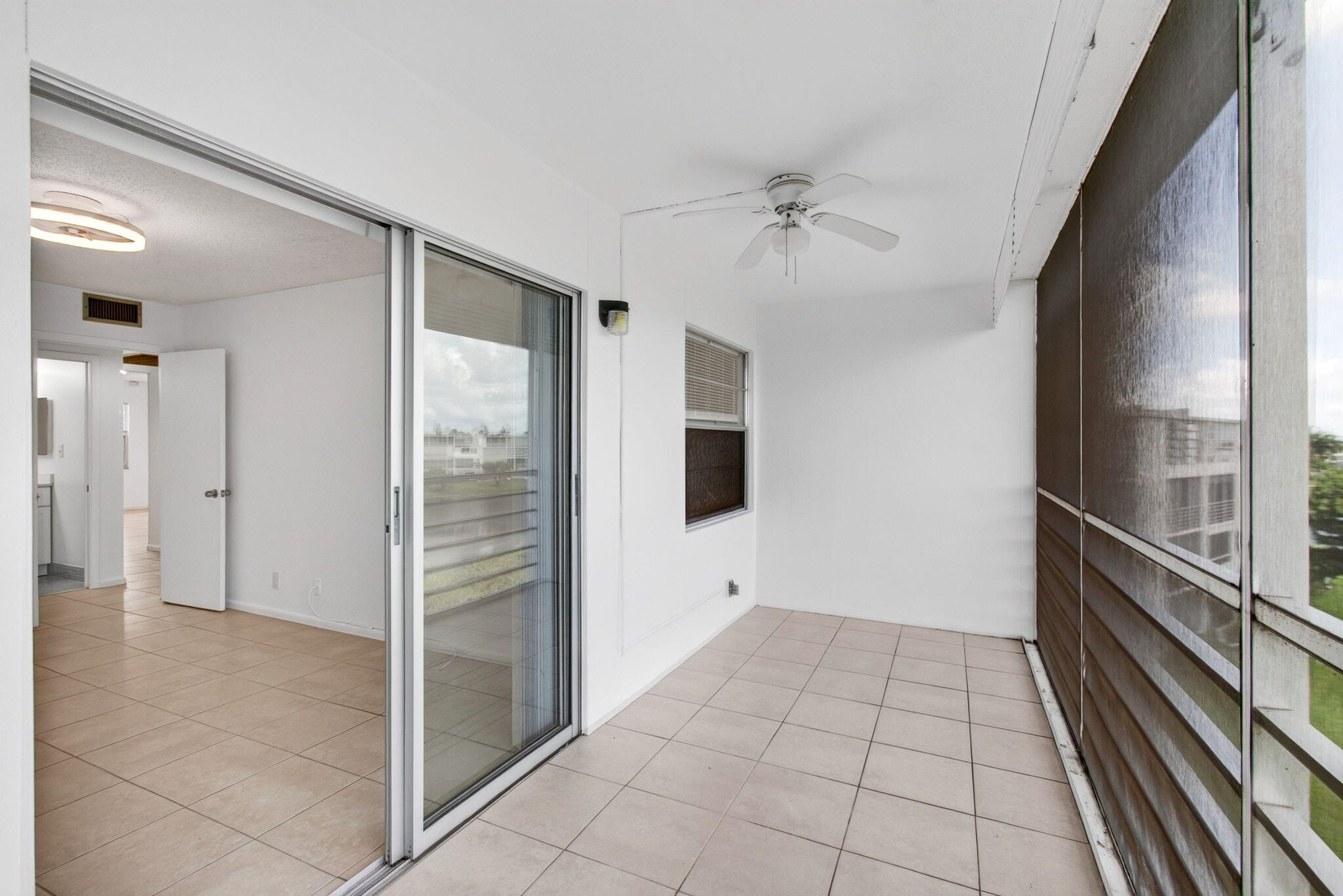 4028 Hythe B Property Photo 49