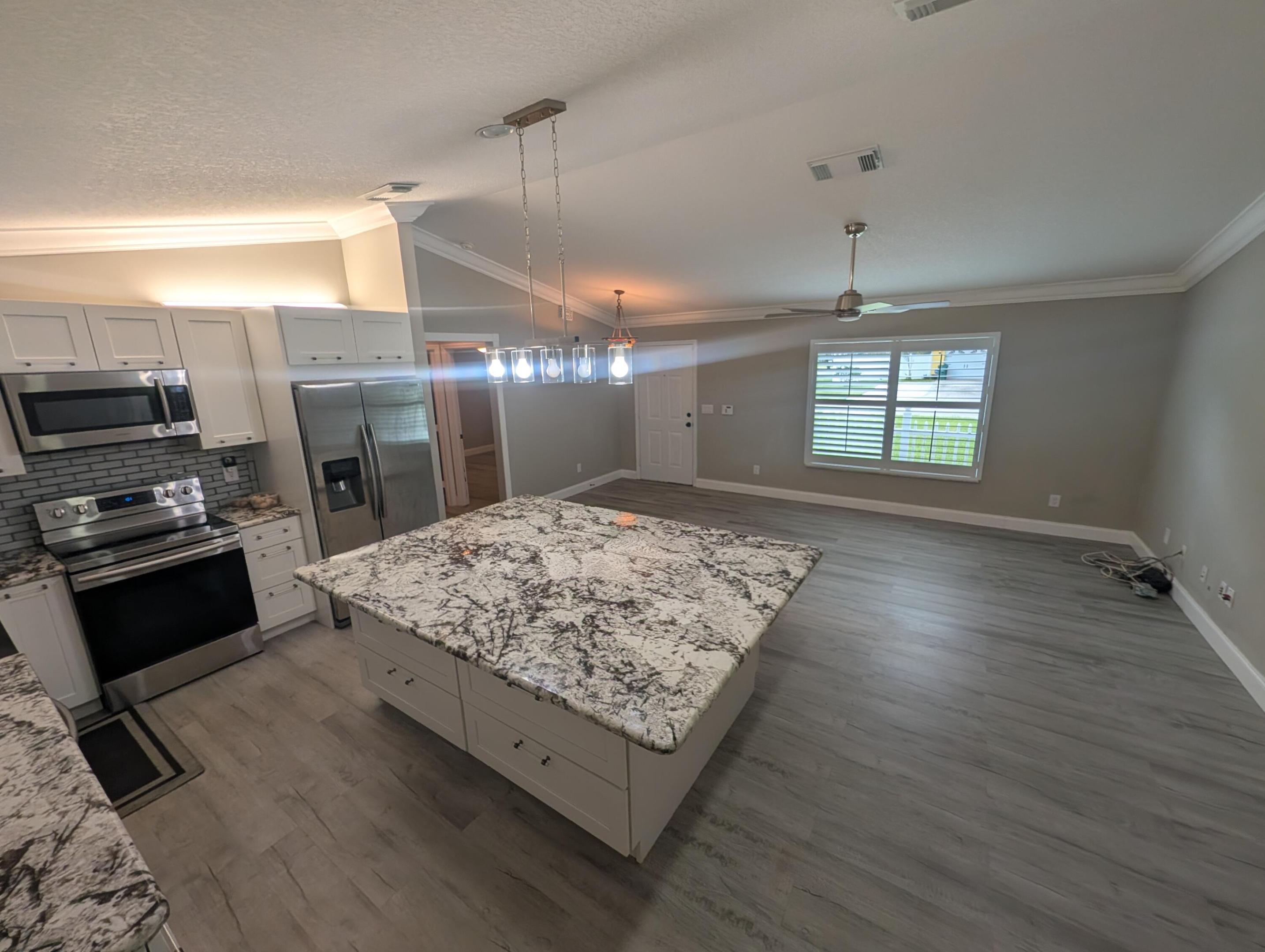 625 Coconut Avenue N Property Photo 8